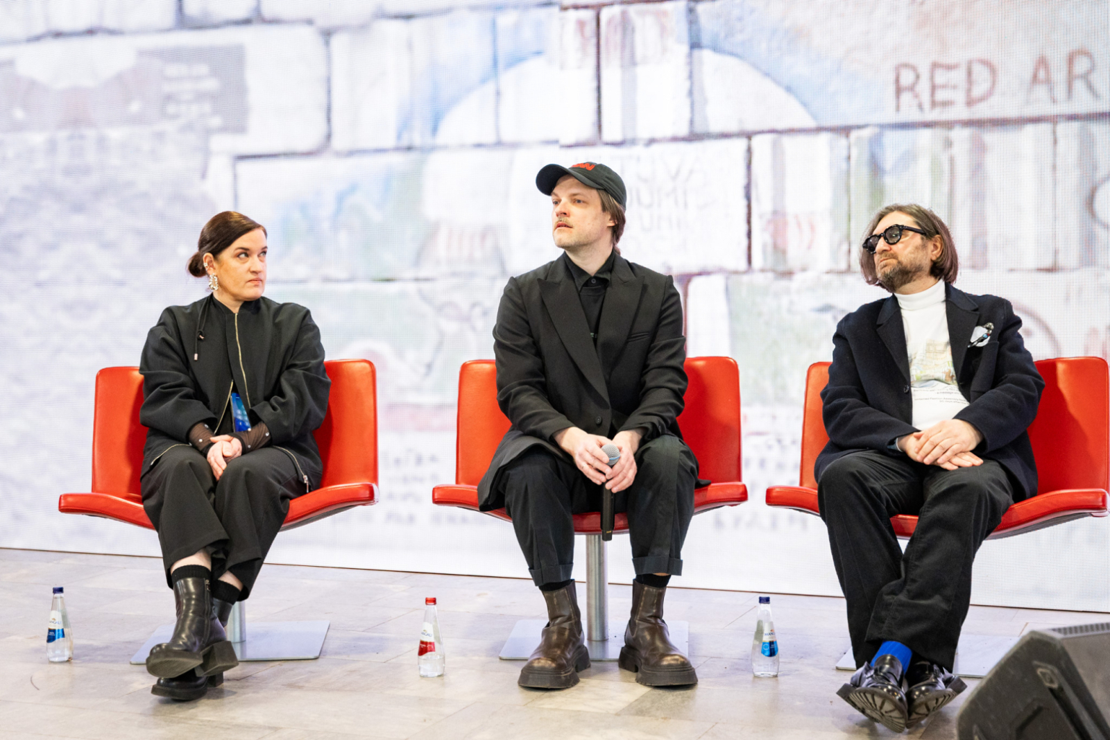 Preses konferences dalībnieki un mediju pārstāvji Rīgas Kongresu namā