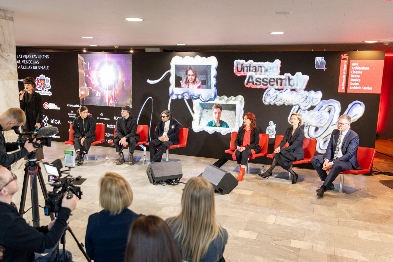 Preses konferences dalībnieki un mediju pārstāvji Rīgas Kongresu namā