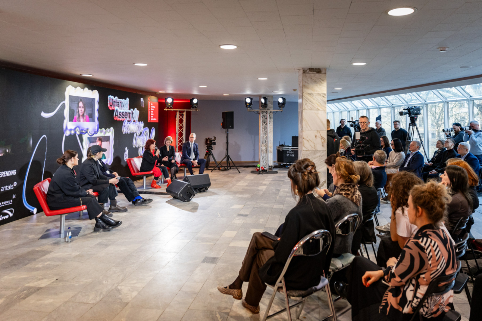 Preses konferences dalībnieki un mediju pārstāvji Rīgas Kongresu namā