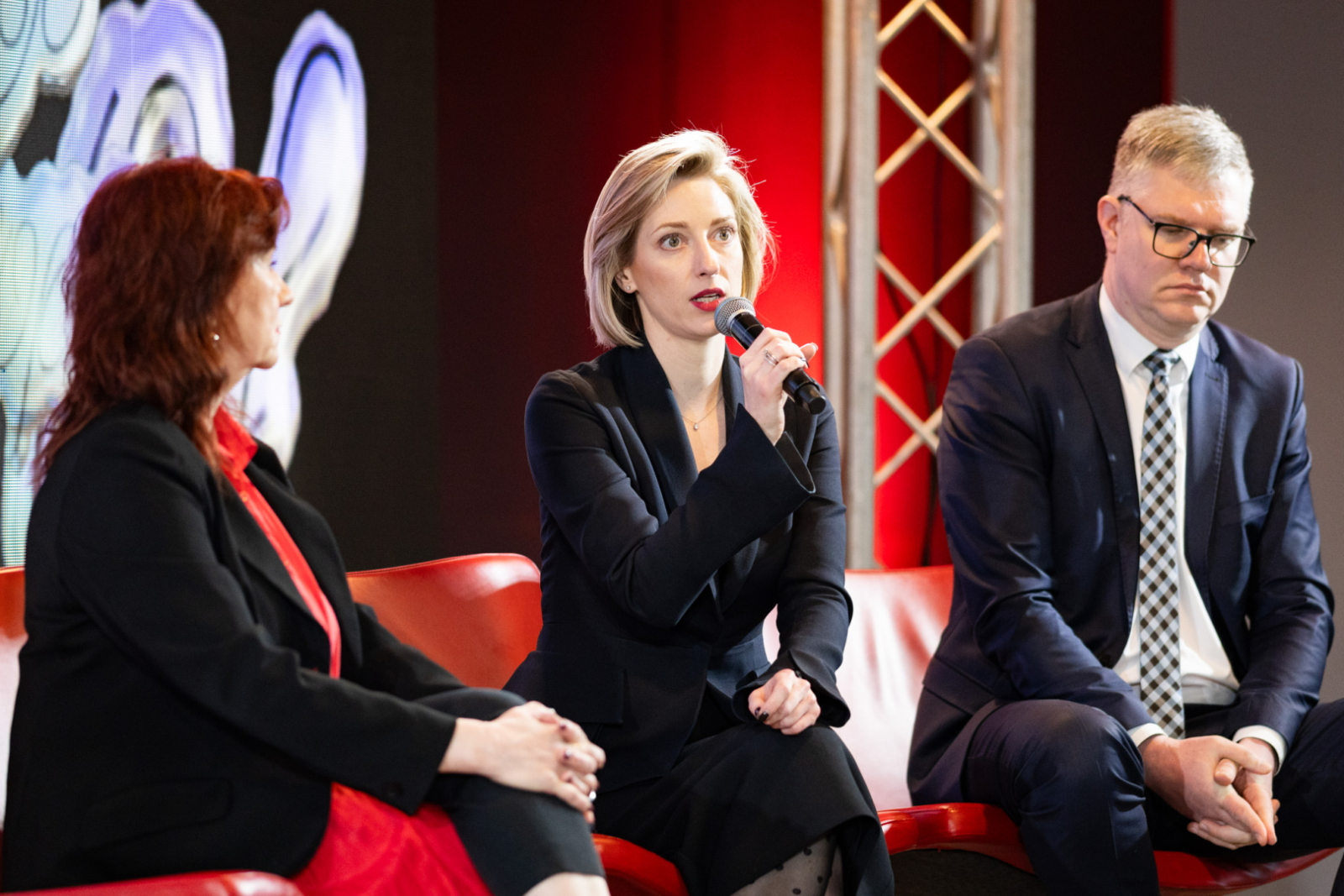 Preses konferences dalībnieki un mediju pārstāvji Rīgas Kongresu namā