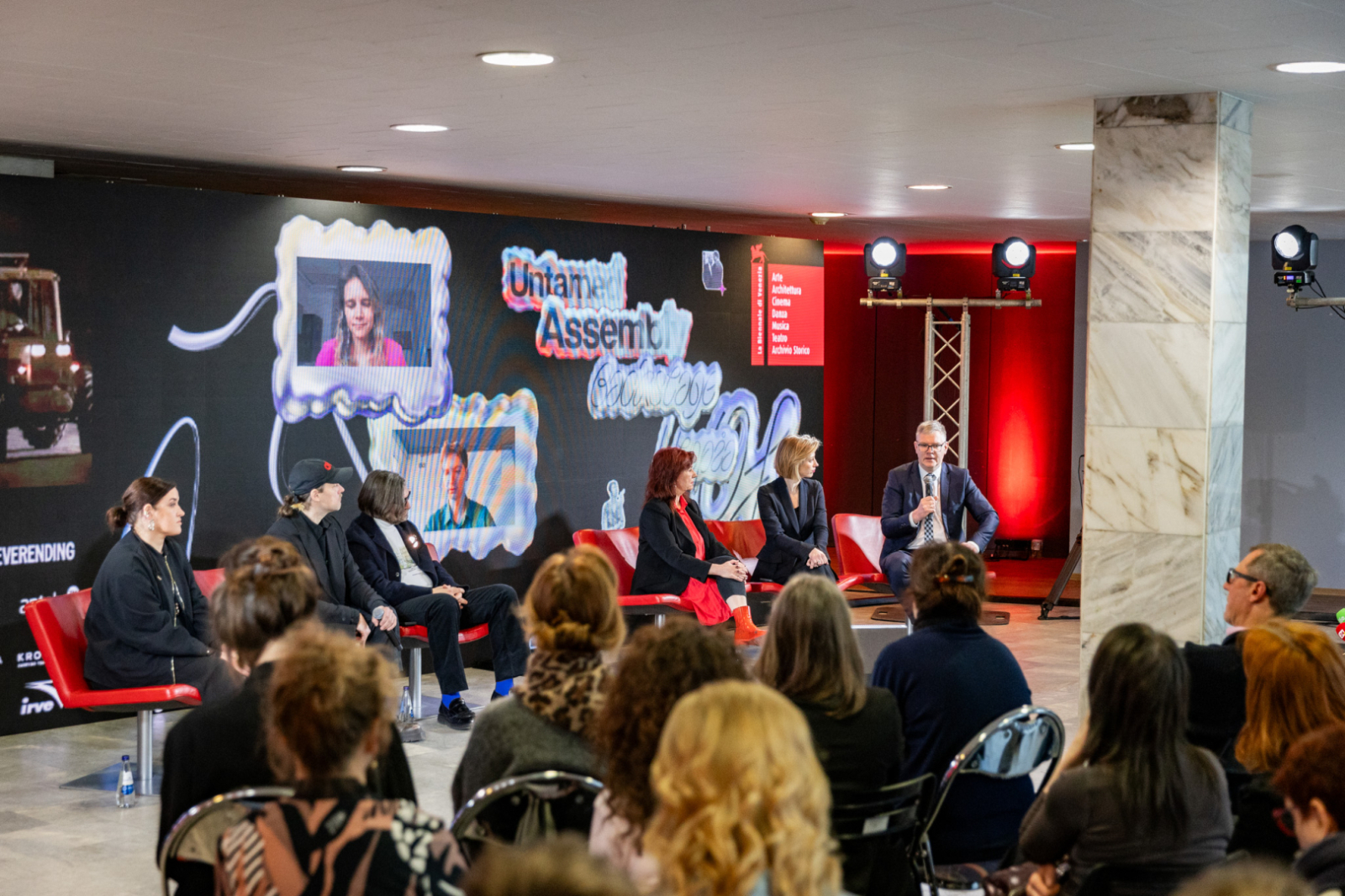 Preses konferences dalībnieki un mediju pārstāvji Rīgas Kongresu namā