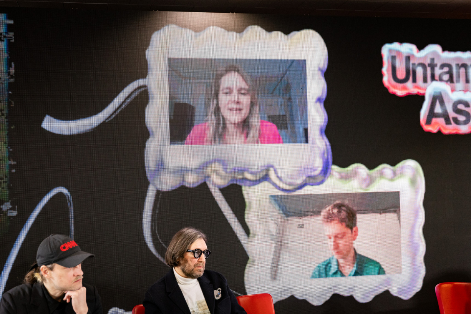 Preses konferences dalībnieki un mediju pārstāvji Rīgas Kongresu namā