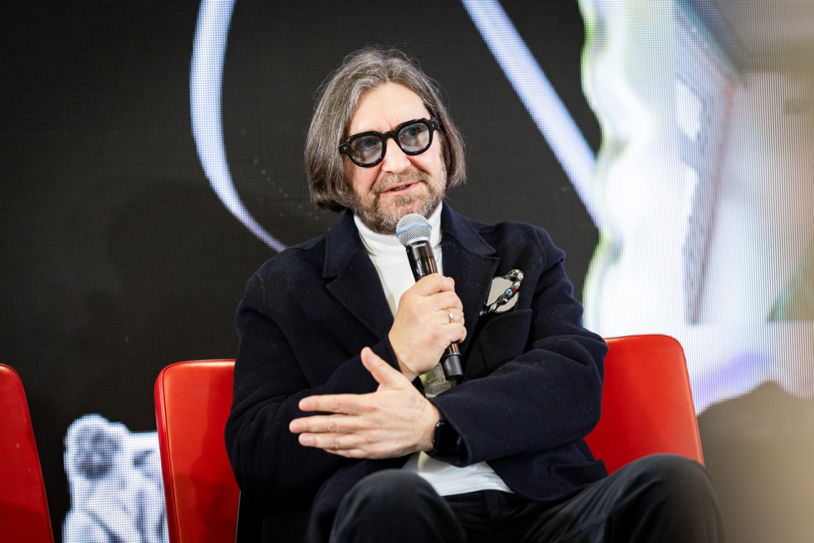 Preses konferences dalībnieki un mediju pārstāvji Rīgas Kongresu namā