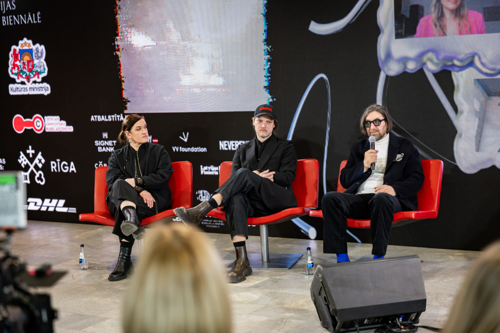 Preses konferences dalībnieki un mediju pārstāvji Rīgas Kongresu namā