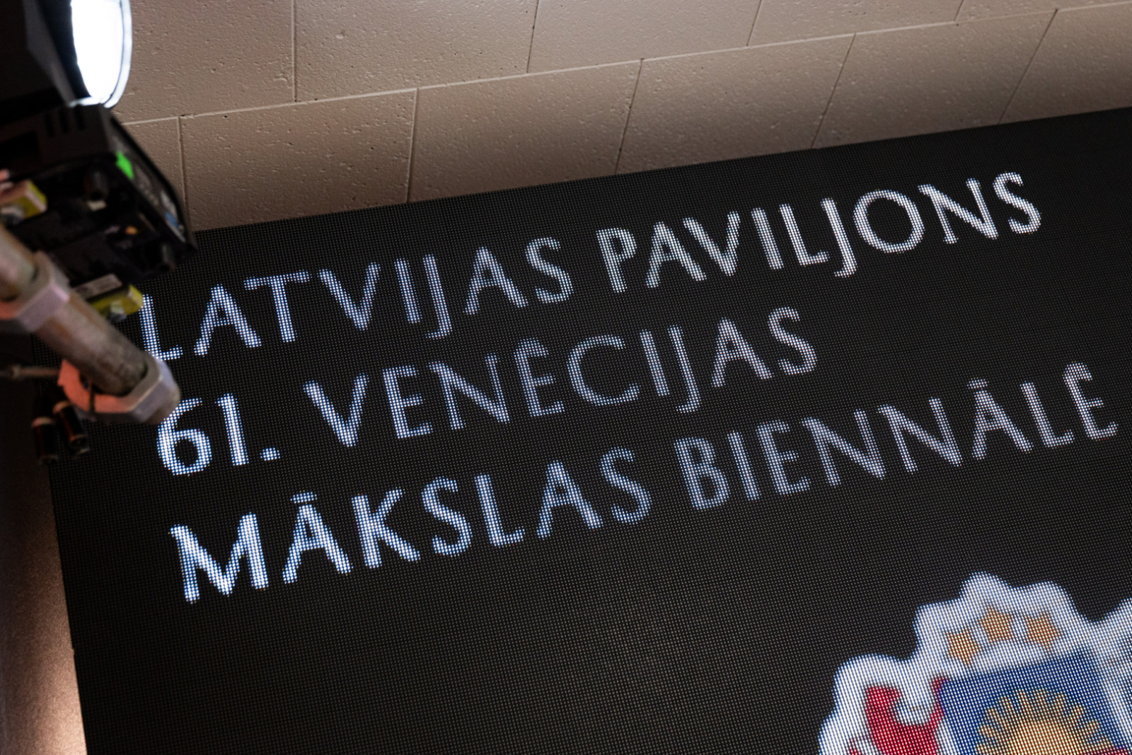 Preses konferences dalībnieki un mediju pārstāvji Rīgas Kongresu namā