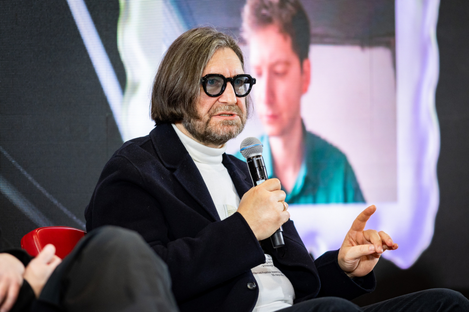 Preses konferences dalībnieki un mediju pārstāvji Rīgas Kongresu namā