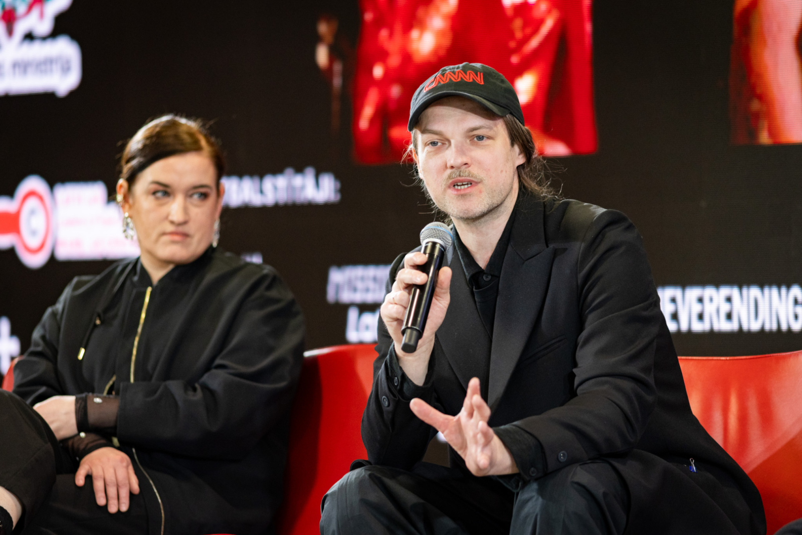 Preses konferences dalībnieki un mediju pārstāvji Rīgas Kongresu namā