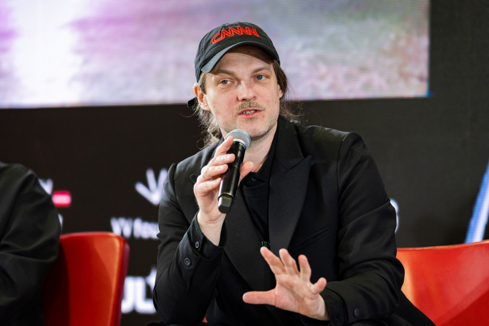 Preses konferences dalībnieki un mediju pārstāvji Rīgas Kongresu namā