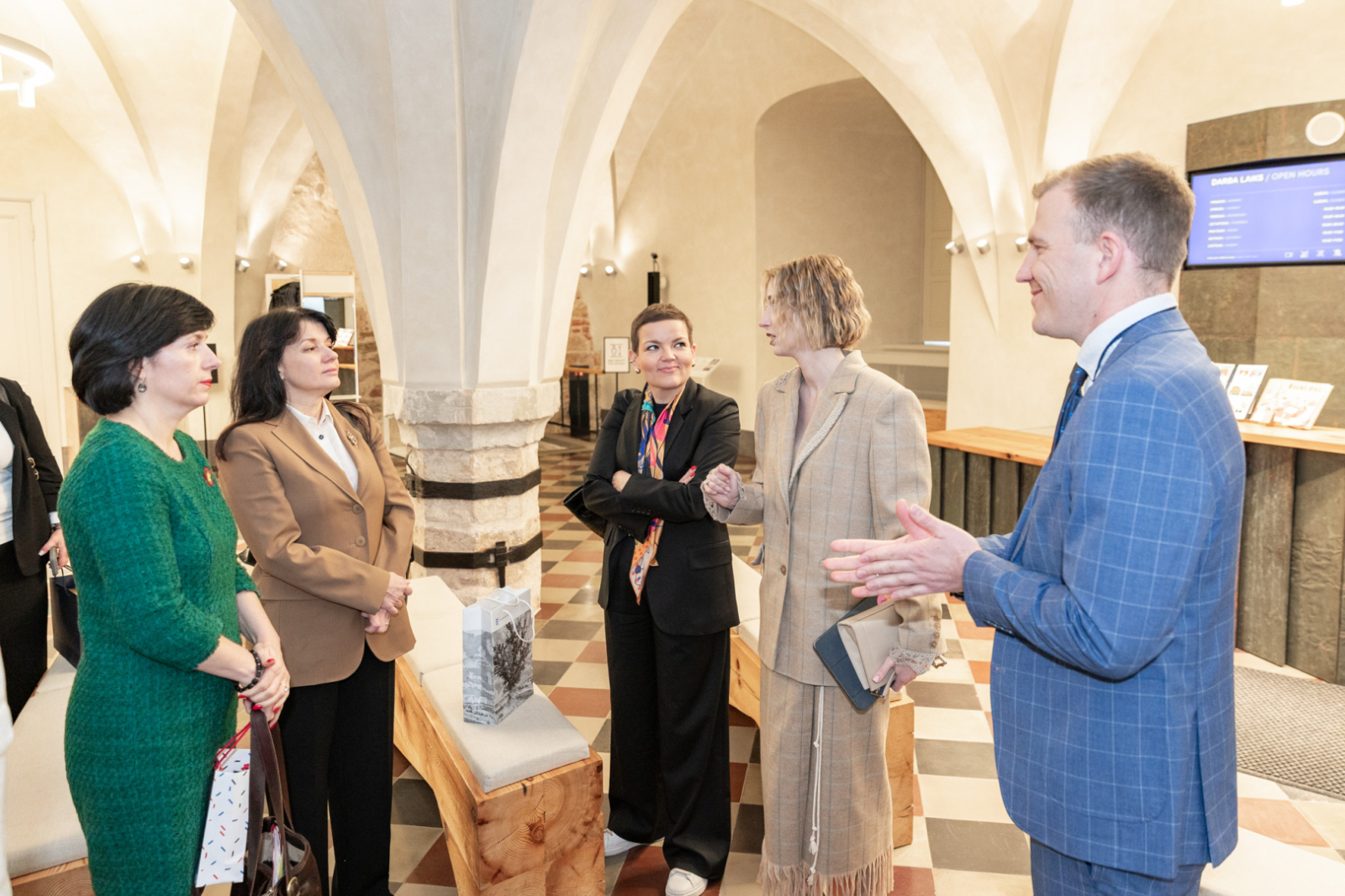 Latvijas, Lietuvas, Igaunijas un Polijas kultūras ministres kopā ar muzeja direktoru apskata LNVM topošo ekspozīciju