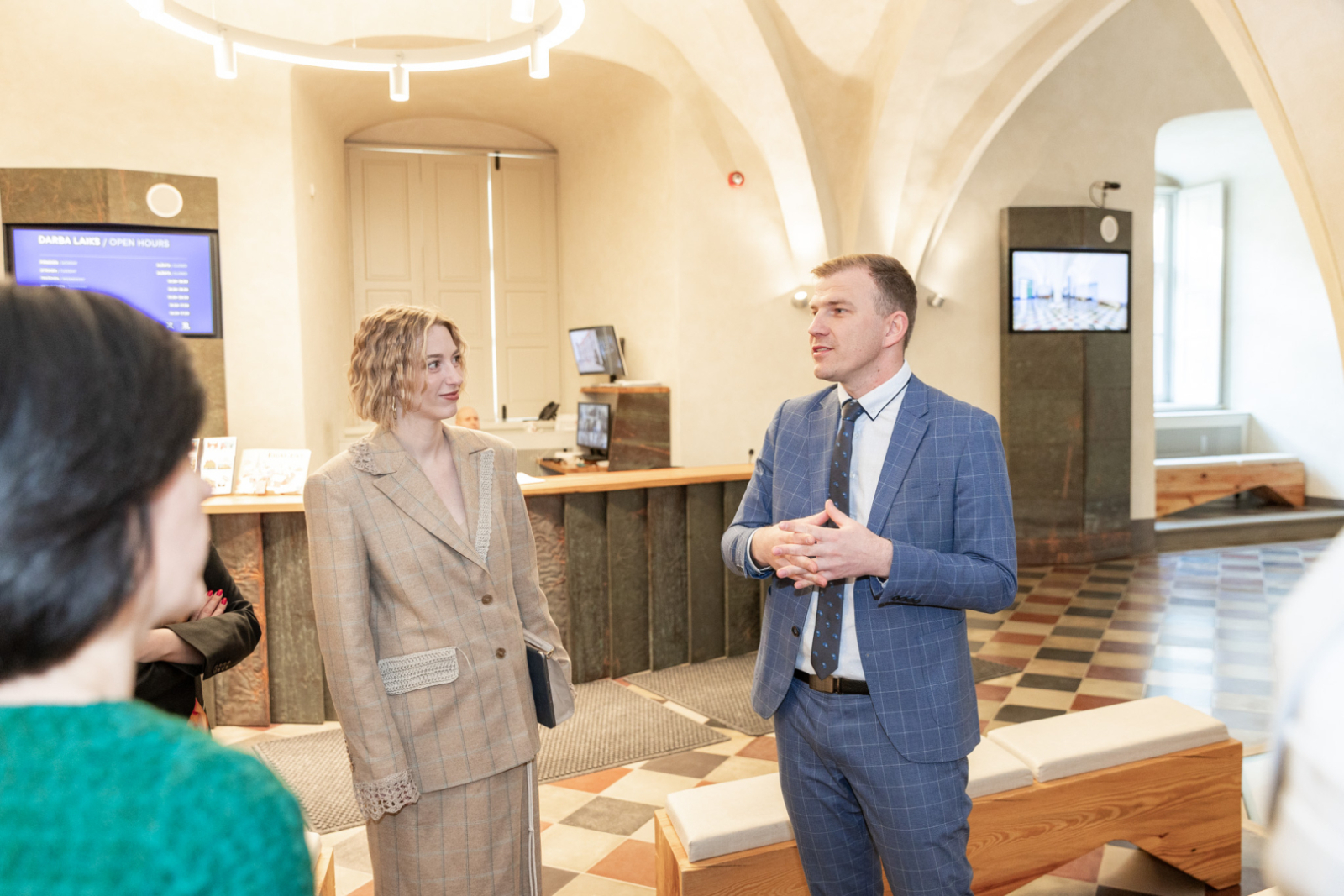 Latvijas, Lietuvas, Igaunijas un Polijas kultūras ministres kopā ar muzeja direktoru apskata LNVM topošo ekspozīciju