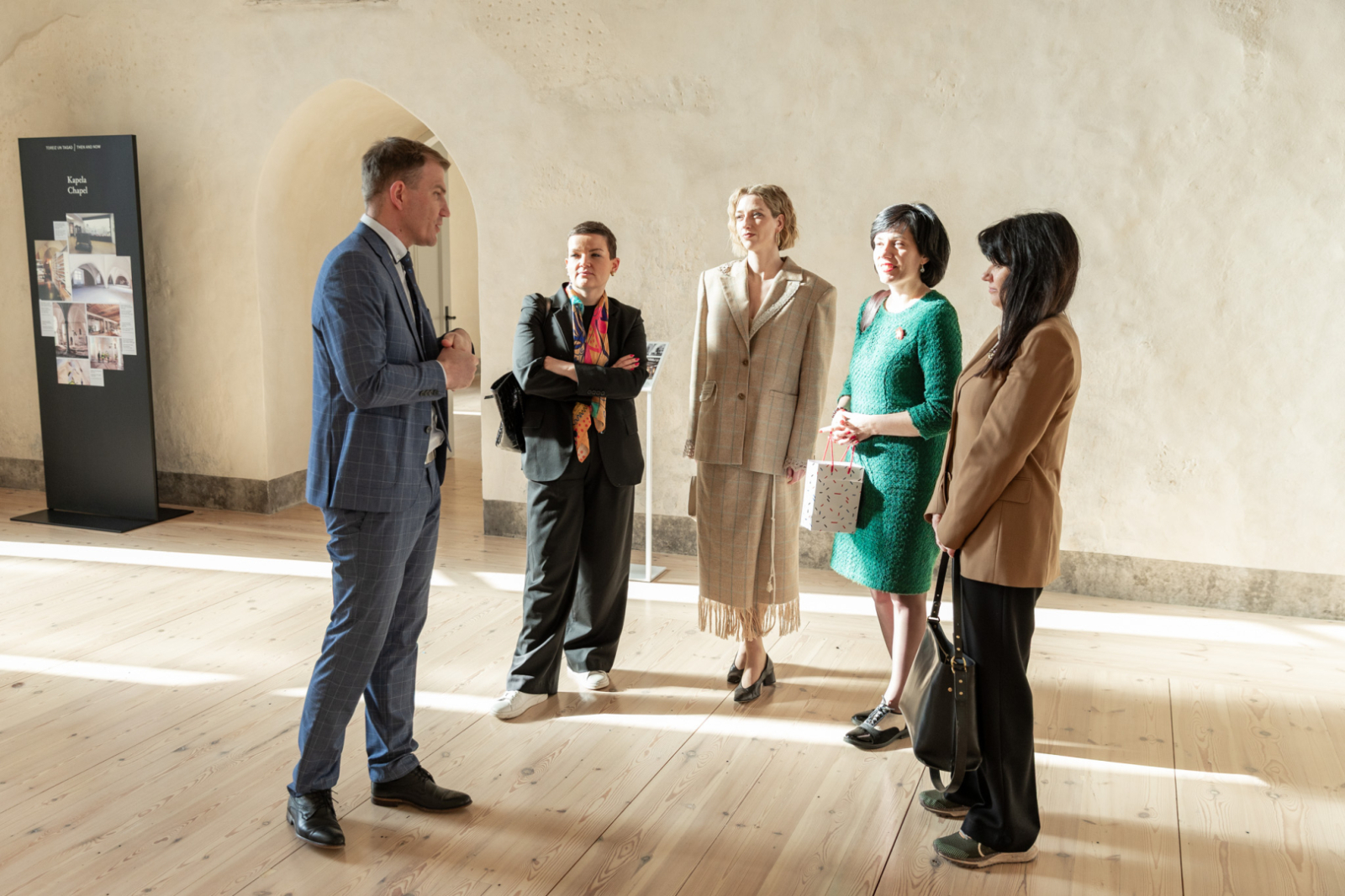 Latvijas, Lietuvas, Igaunijas un Polijas kultūras ministres kopā ar muzeja direktoru apskata LNVM topošo ekspozīciju