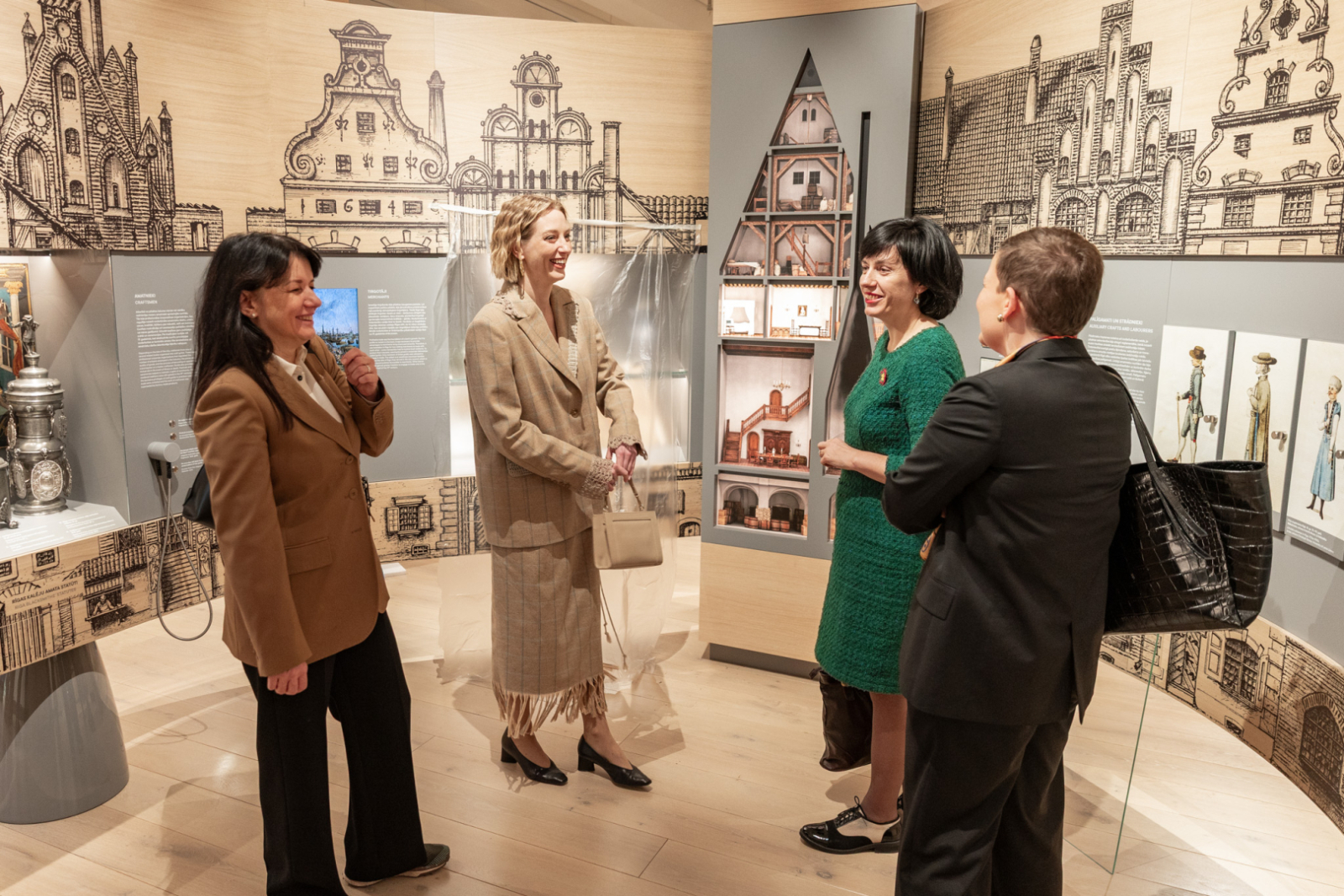 Latvijas, Lietuvas, Igaunijas un Polijas kultūras ministres kopā ar muzeja direktoru apskata LNVM topošo ekspozīciju