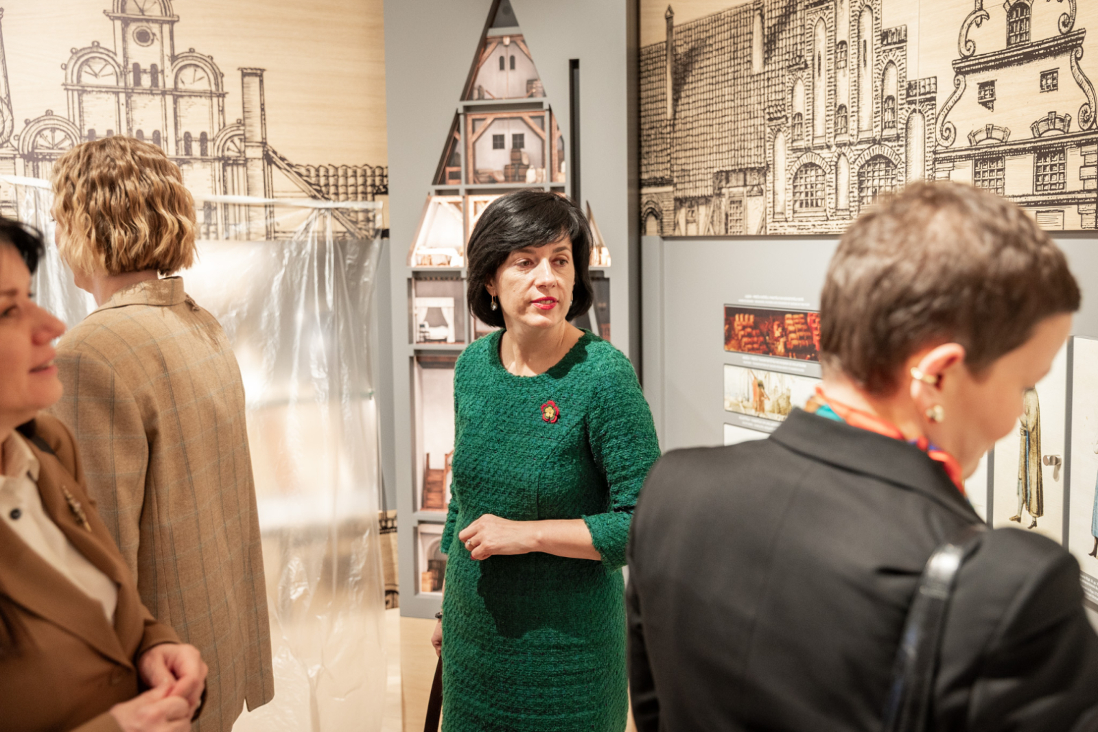 Latvijas, Lietuvas, Igaunijas un Polijas kultūras ministres kopā ar muzeja direktoru apskata LNVM topošo ekspozīciju