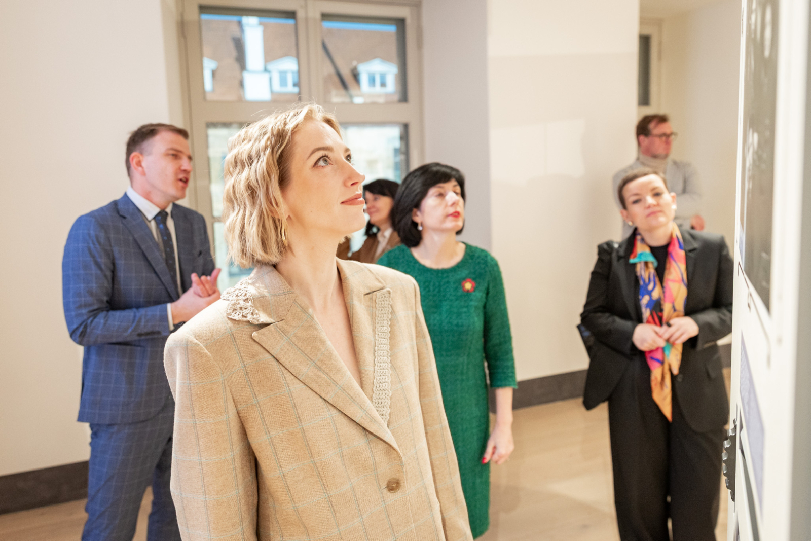 Latvijas, Lietuvas, Igaunijas un Polijas kultūras ministres kopā ar muzeja direktoru apskata LNVM topošo ekspozīciju