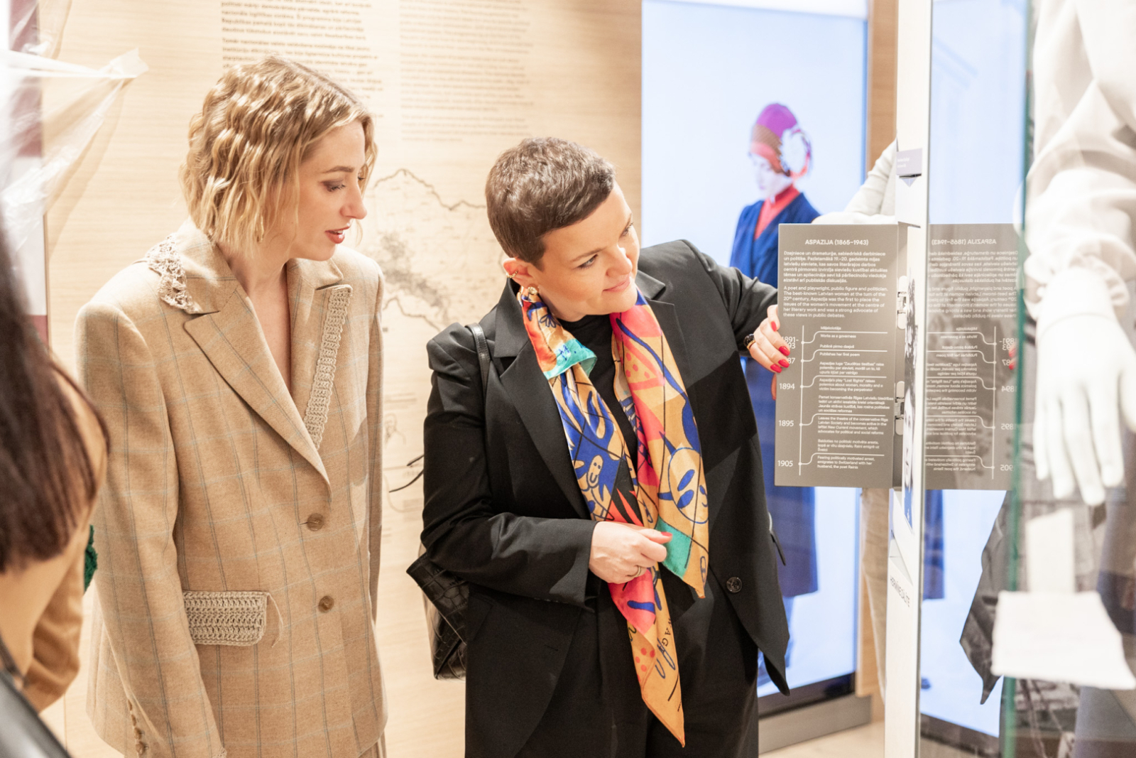 Latvijas, Lietuvas, Igaunijas un Polijas kultūras ministres kopā ar muzeja direktoru apskata LNVM topošo ekspozīciju