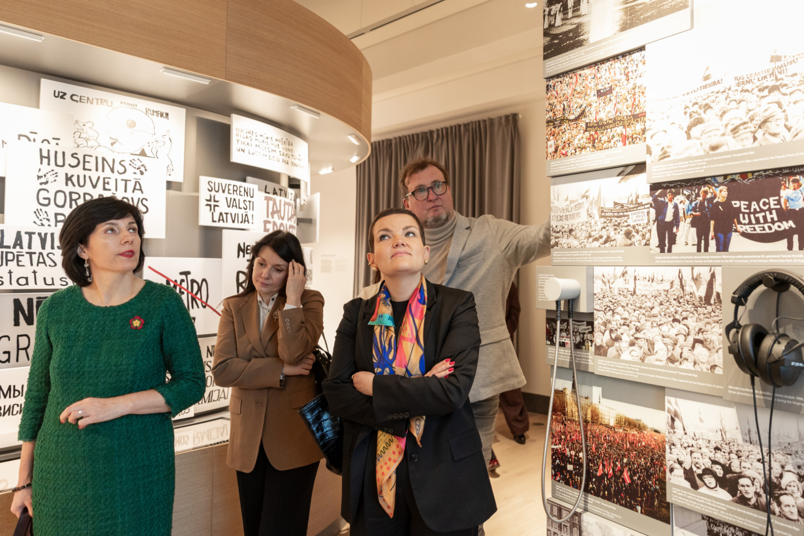 Latvijas, Lietuvas, Igaunijas un Polijas kultūras ministres kopā ar muzeja direktoru apskata LNVM topošo ekspozīciju