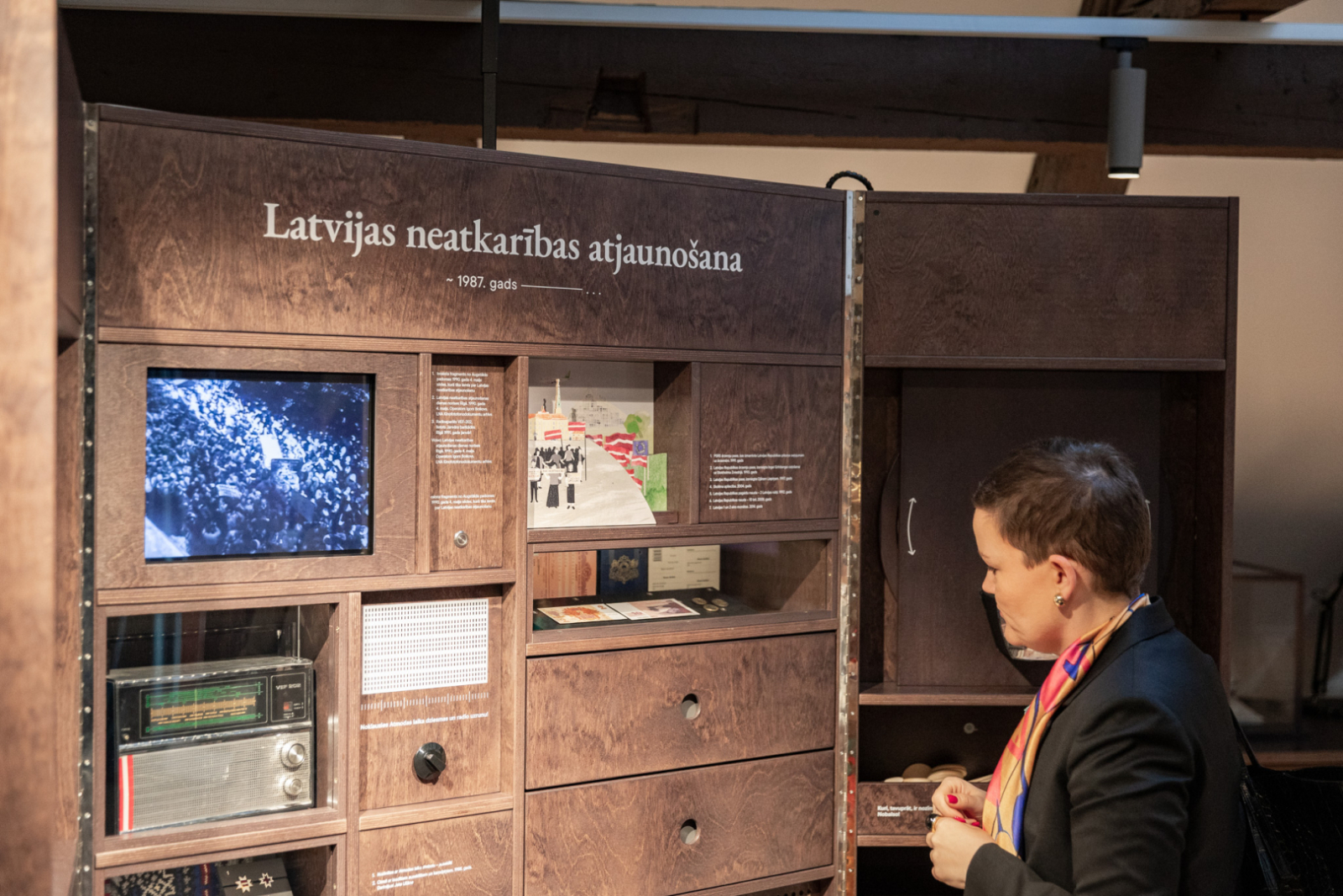 Latvijas, Lietuvas, Igaunijas un Polijas kultūras ministres kopā ar muzeja direktoru apskata LNVM topošo ekspozīciju