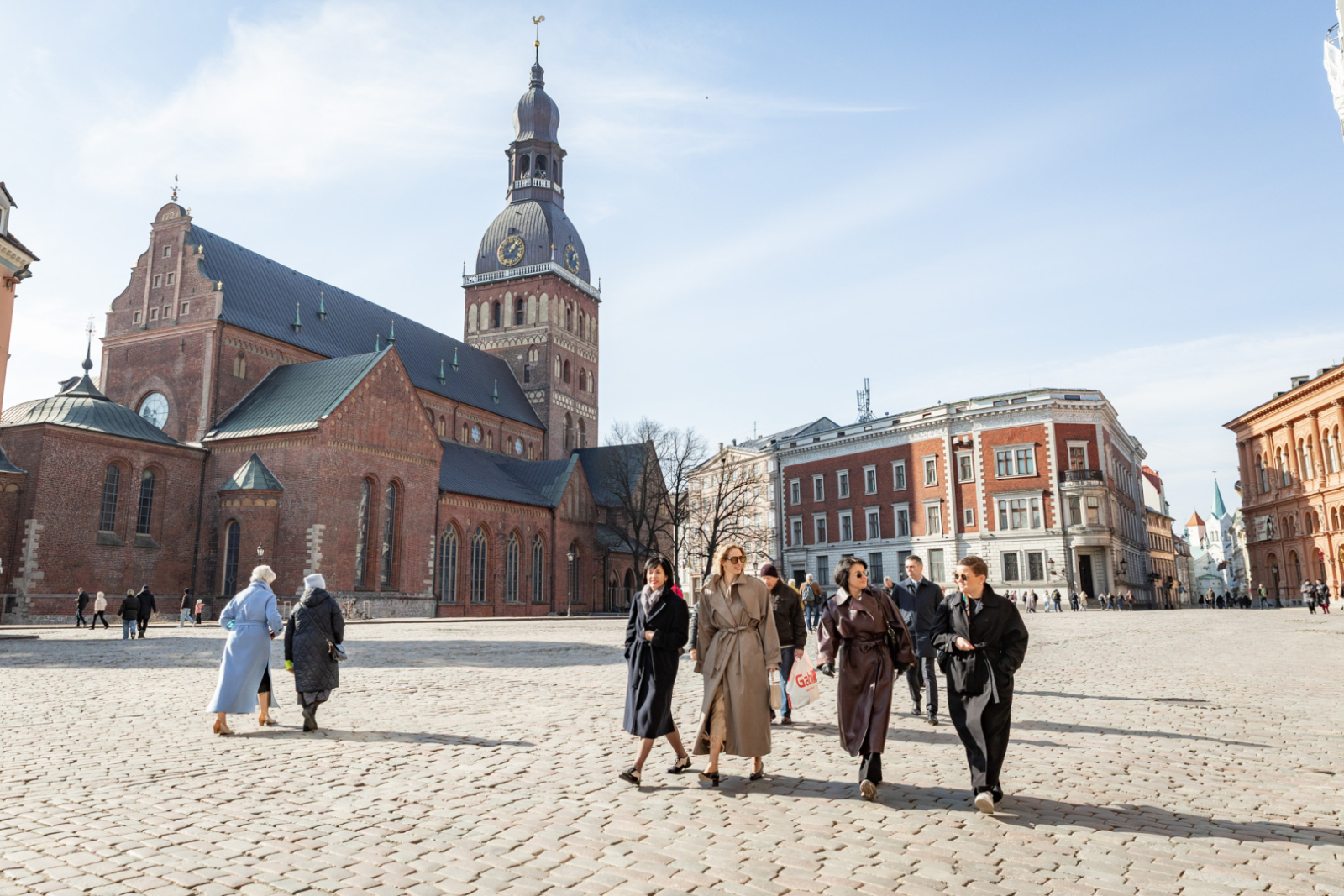 Latvijas, Lietuvas, Igaunijas un Polijas kultūras ministres iet pāri Doma laukumam