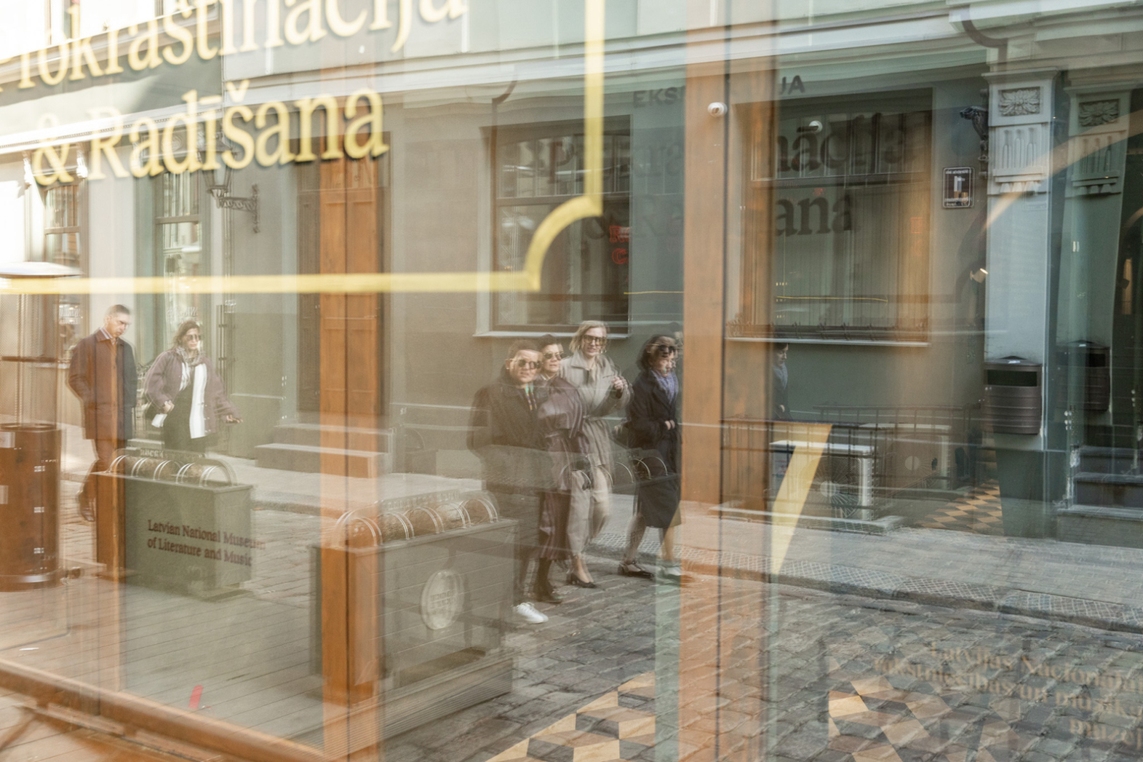 Latvijas, Lietuvas, Igaunijas un Polijas kultūras ministres loga atspīdumā