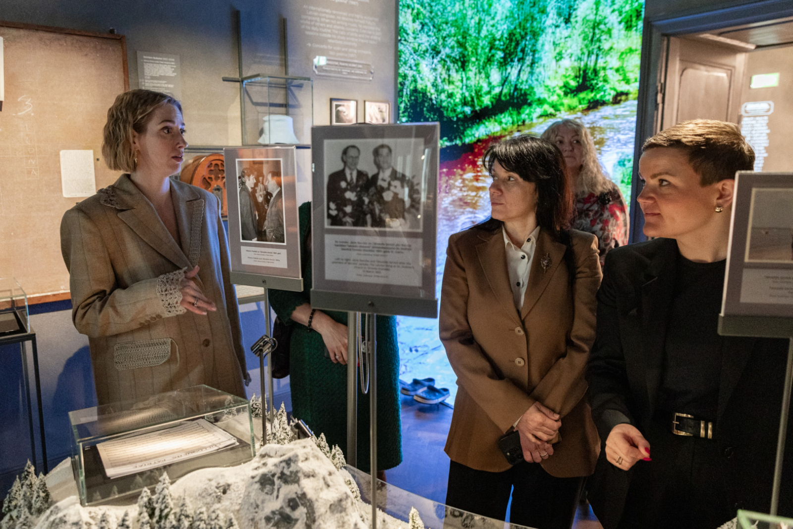 Latvijas, Lietuvas, Igaunijas un Polijas kultūras ministres aplūko LNRMM ekspozīciju