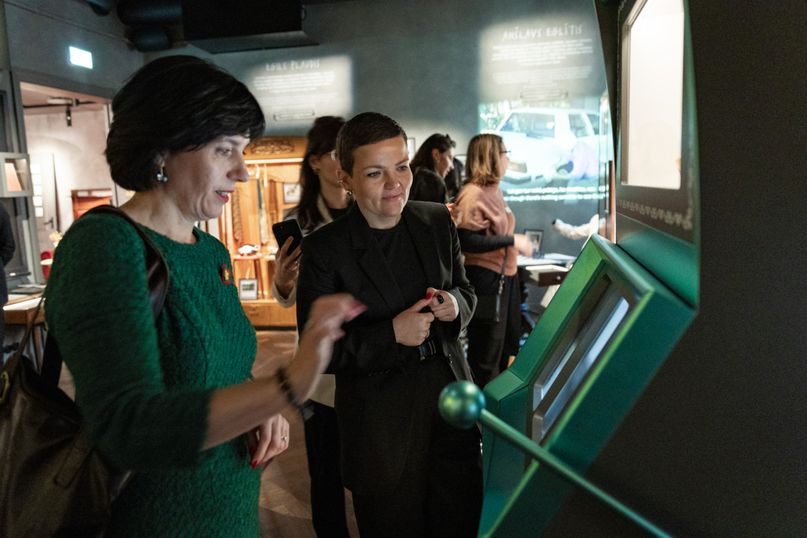 Latvijas, Lietuvas, Igaunijas un Polijas kultūras ministres aplūko LNRMM ekspozīciju