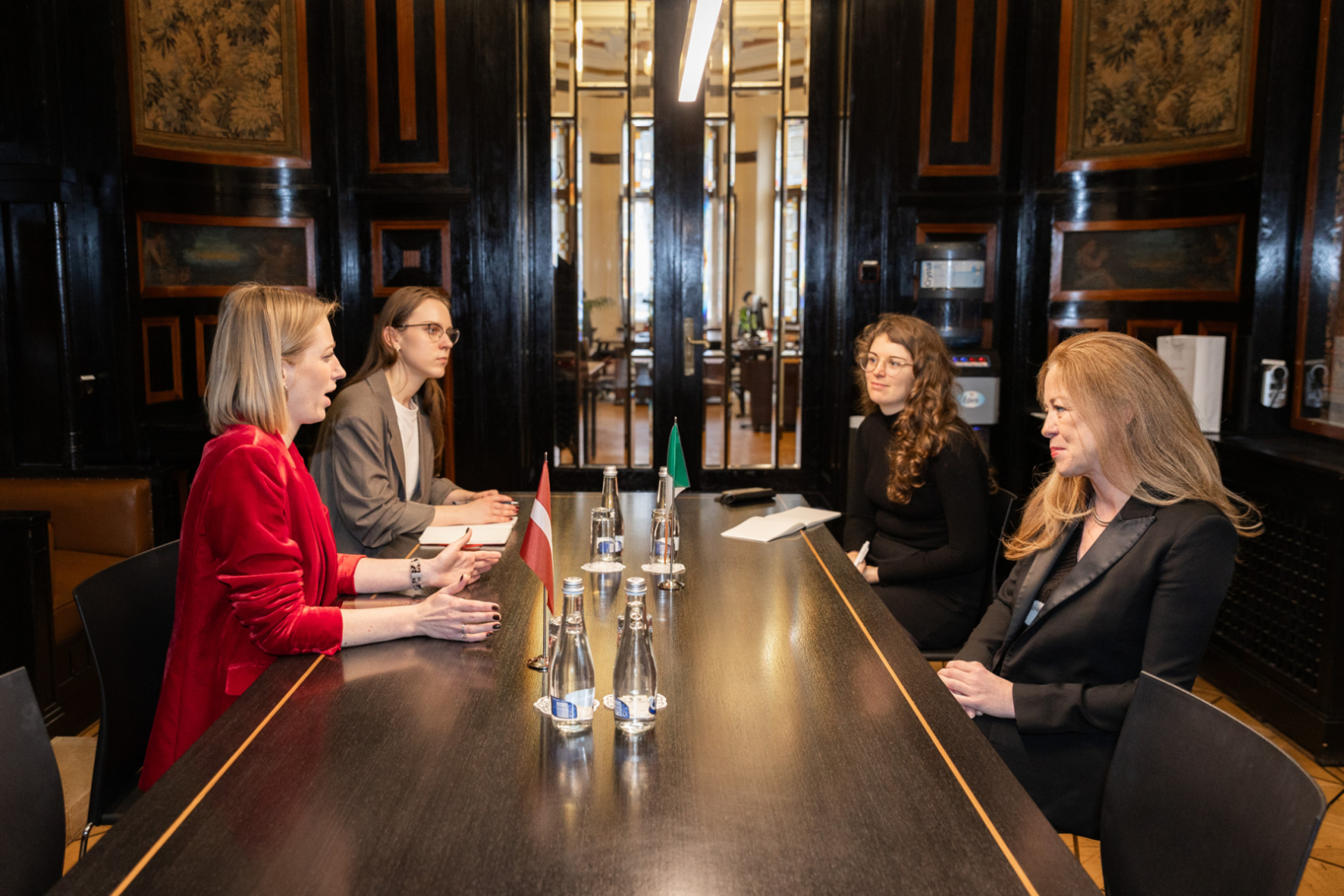 Kultūras ministres Agneses Lāces tikšanās ar Īrijas vēstnieci Latvijā Marselu Smitu (Marcella Smyth) KM Kamīnzālē