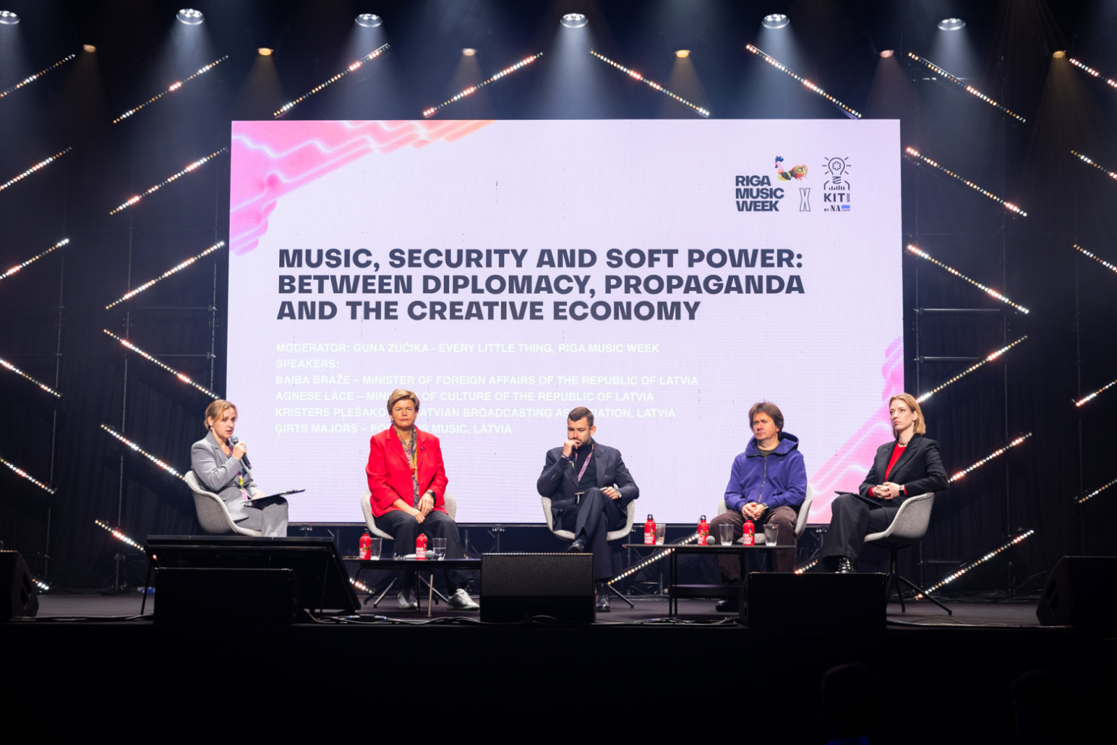 "Riga Music Week" diskusijas dalībnieki uz skatuves