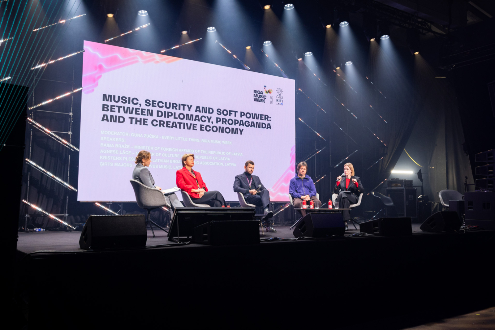 "Riga Music Week" diskusijas dalībnieki uz skatuves