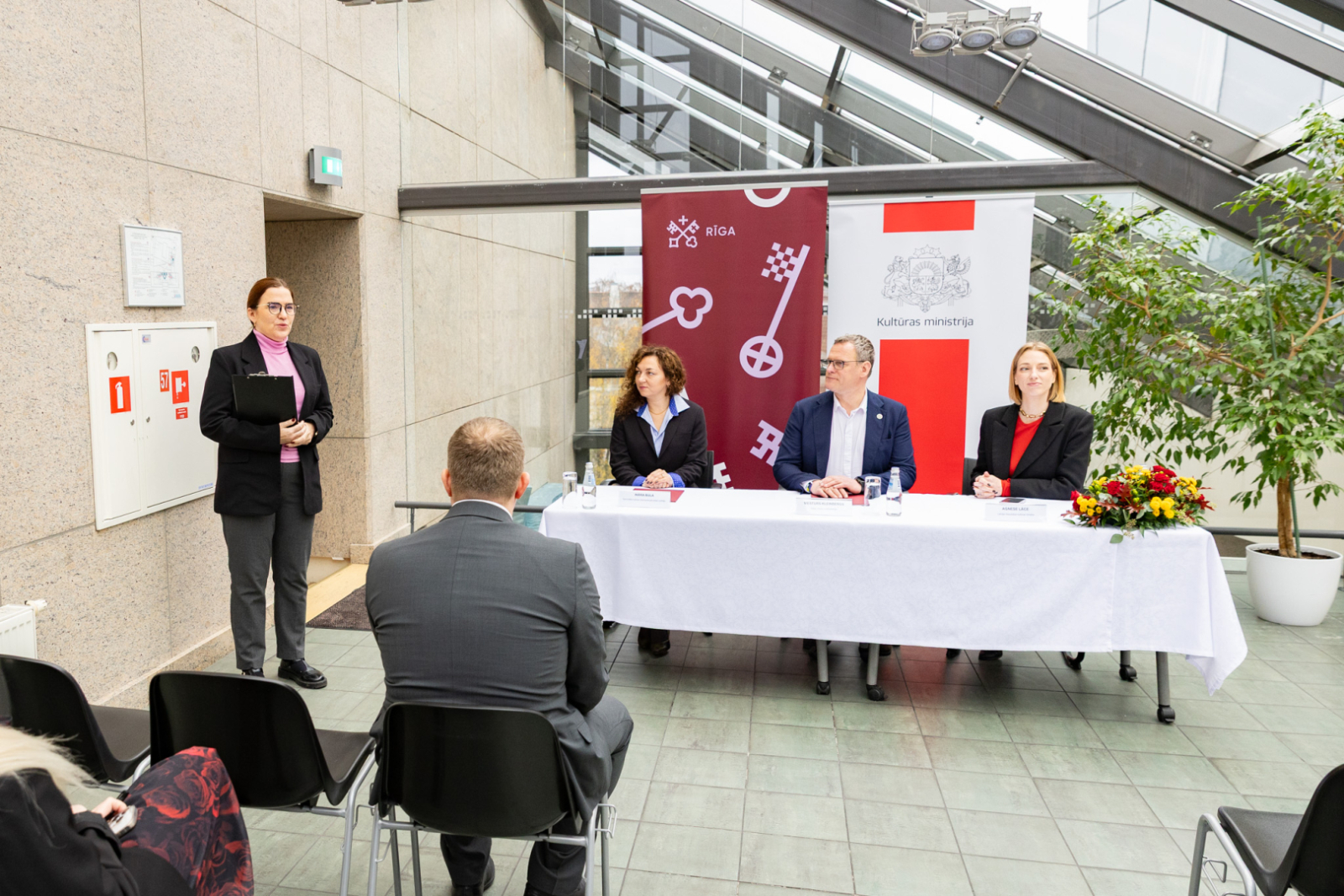 NKMP vadītāja Ināra Bula un Rīgas domes priekšsēdētājs Viesturs Kleinbergs, klātesot Latvijas Republikas kultūras ministrei Agnesei Lācei, paraksta sadarbības memorandu Rīgas domes telpās