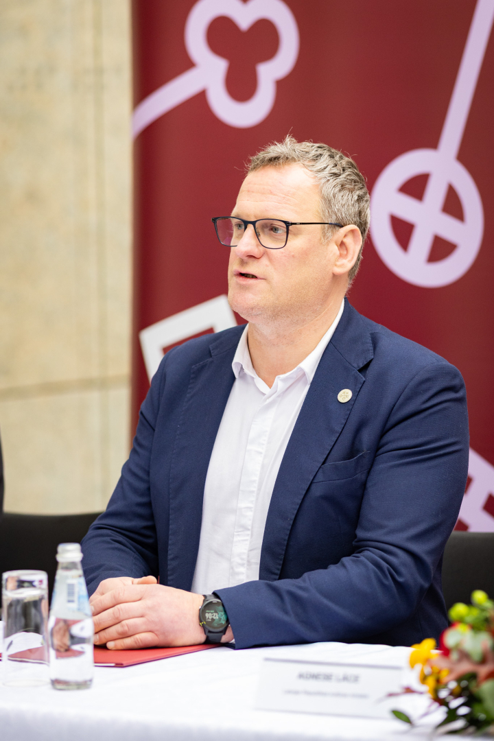 NKMP vadītāja Ināra Bula un Rīgas domes priekšsēdētājs Viesturs Kleinbergs, klātesot Latvijas Republikas kultūras ministrei Agnesei Lācei, paraksta sadarbības memorandu Rīgas domes telpās