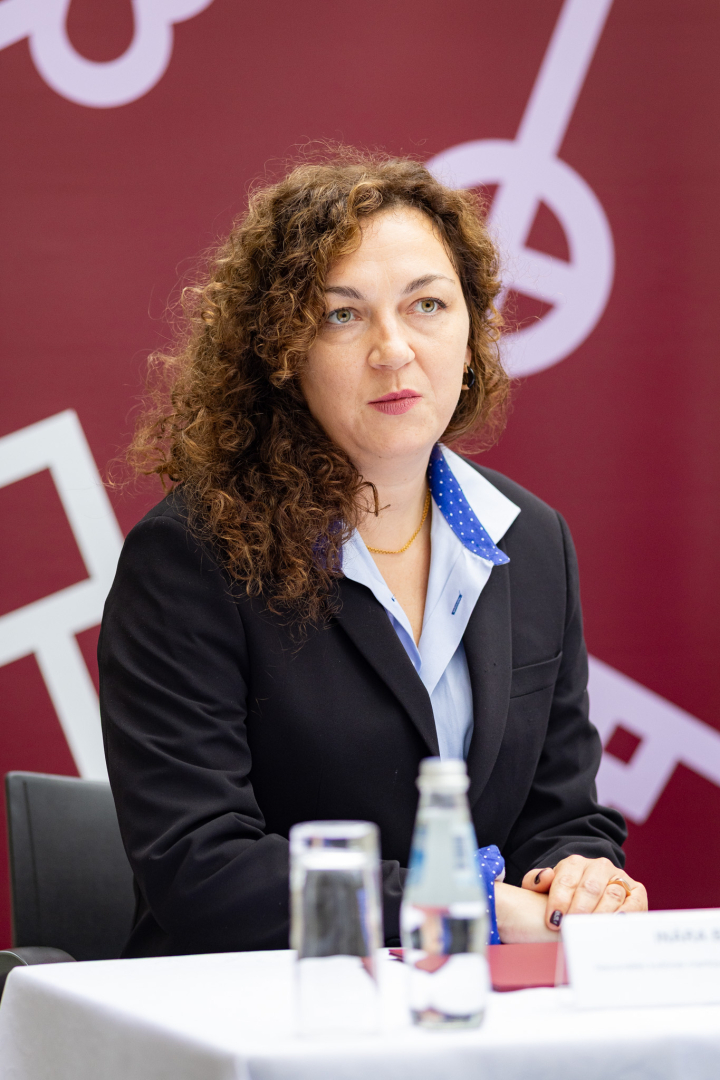 NKMP vadītāja Ināra Bula un Rīgas domes priekšsēdētājs Viesturs Kleinbergs, klātesot Latvijas Republikas kultūras ministrei Agnesei Lācei, paraksta sadarbības memorandu Rīgas domes telpās