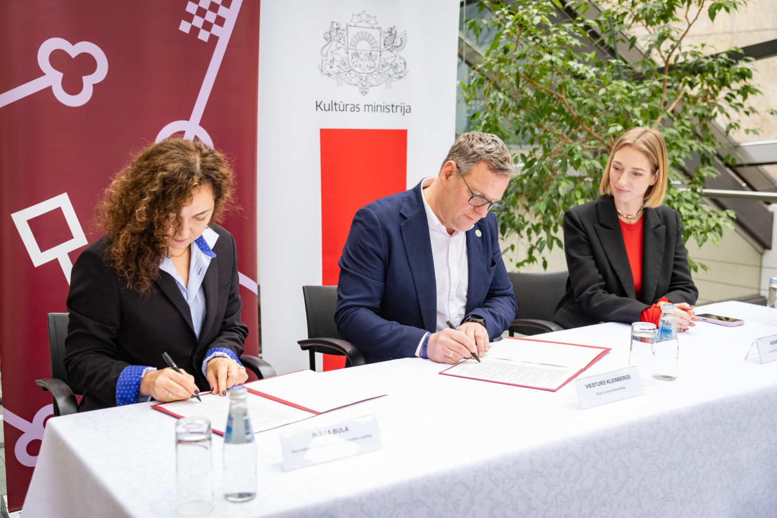 NKMP vadītāja Ināra Bula un Rīgas domes priekšsēdētājs Viesturs Kleinbergs, klātesot Latvijas Republikas kultūras ministrei Agnesei Lācei, paraksta sadarbības memorandu Rīgas domes telpās