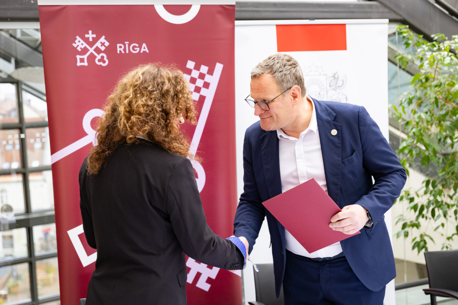 NKMP vadītāja Ināra Bula un Rīgas domes priekšsēdētājs Viesturs Kleinbergs, klātesot Latvijas Republikas kultūras ministrei Agnesei Lācei, paraksta sadarbības memorandu Rīgas domes telpās