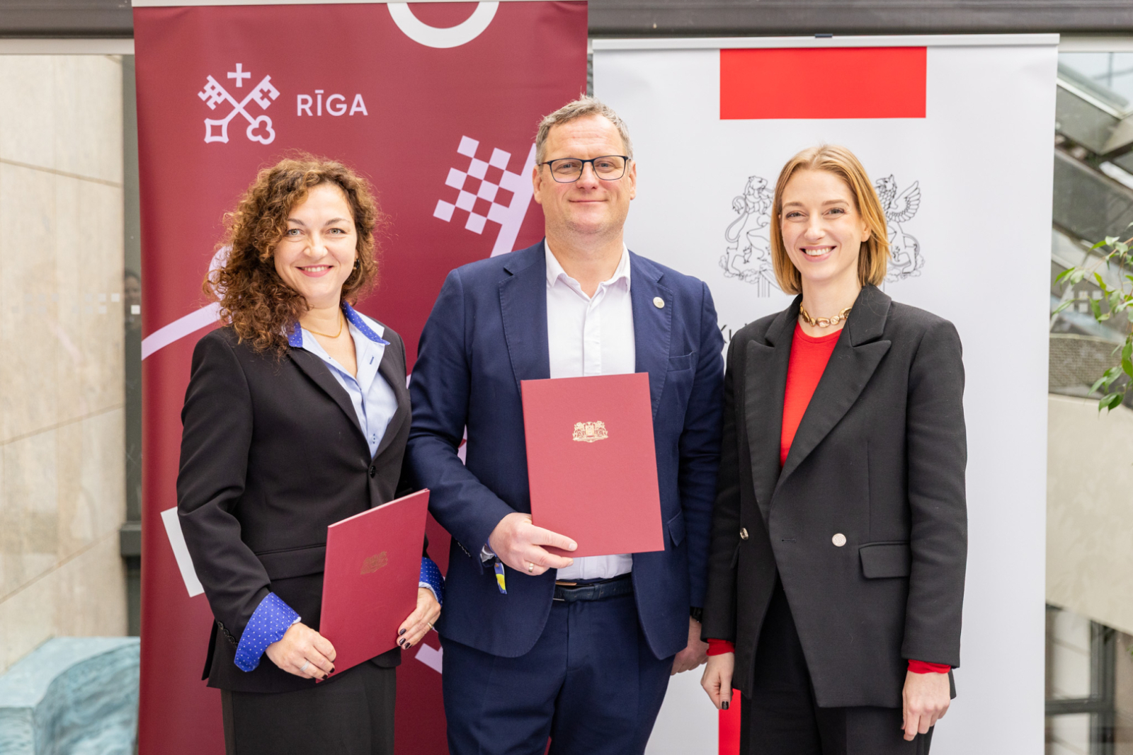 NKMP vadītāja Ināra Bula un Rīgas domes priekšsēdētājs Viesturs Kleinbergs, klātesot Latvijas Republikas kultūras ministrei Agnesei Lācei, paraksta sadarbības memorandu Rīgas domes telpās