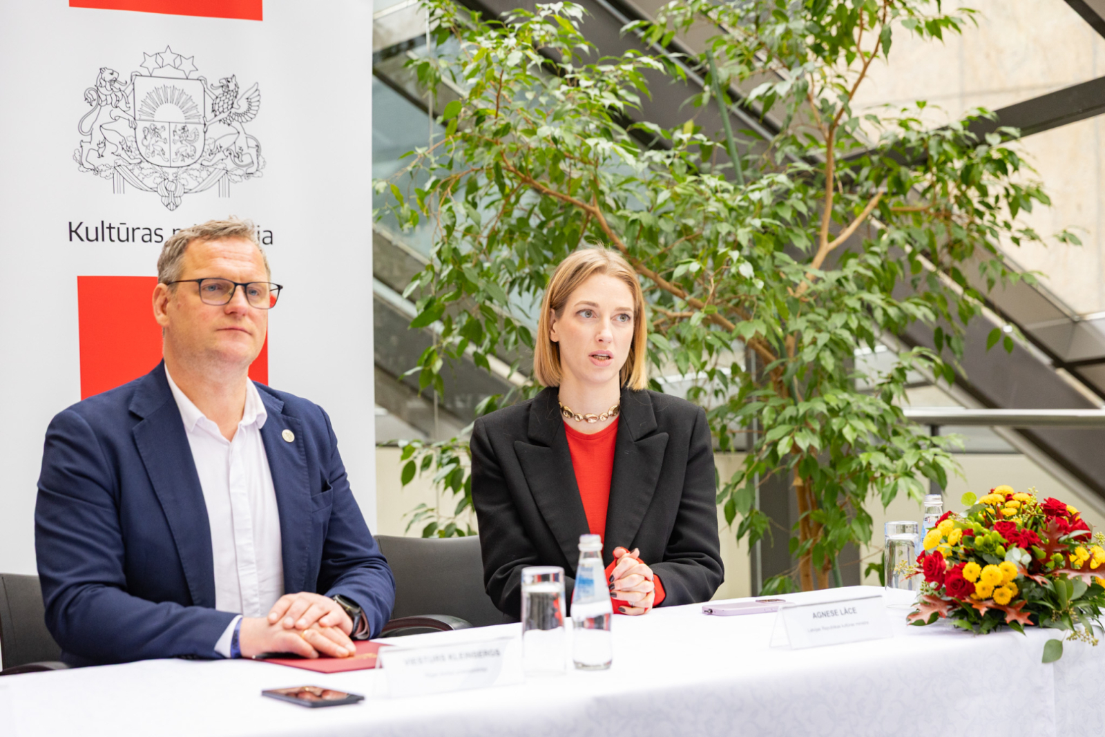 NKMP vadītāja Ināra Bula un Rīgas domes priekšsēdētājs Viesturs Kleinbergs, klātesot Latvijas Republikas kultūras ministrei Agnesei Lācei, paraksta sadarbības memorandu Rīgas domes telpās