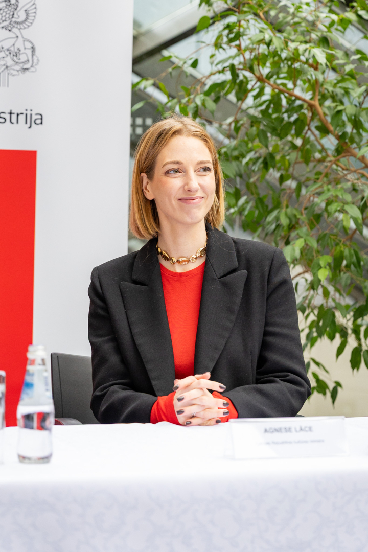 NKMP vadītāja Ināra Bula un Rīgas domes priekšsēdētājs Viesturs Kleinbergs, klātesot Latvijas Republikas kultūras ministrei Agnesei Lācei, paraksta sadarbības memorandu Rīgas domes telpās