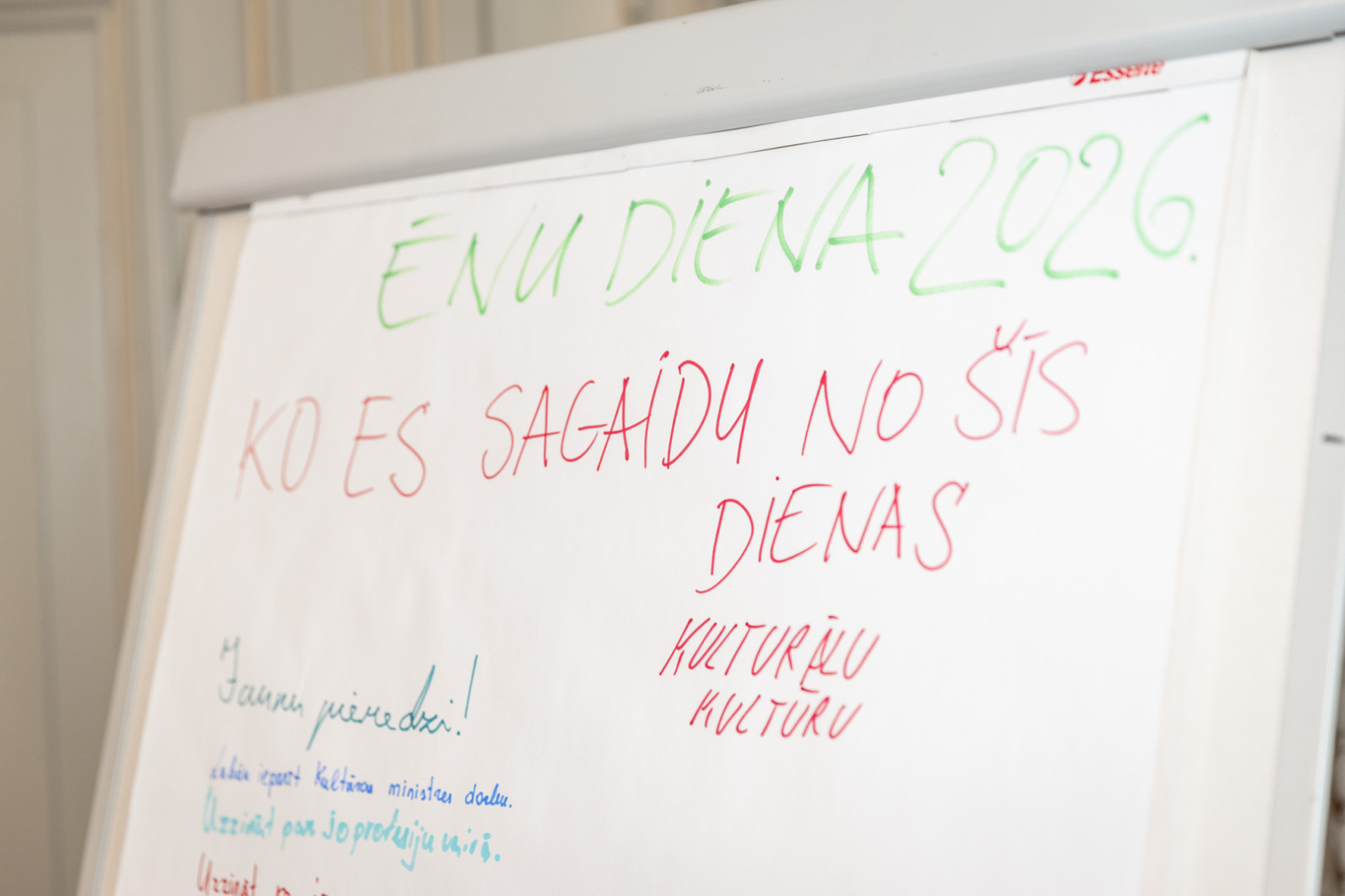 Planšete ar papīra lapu un uzrakstiem