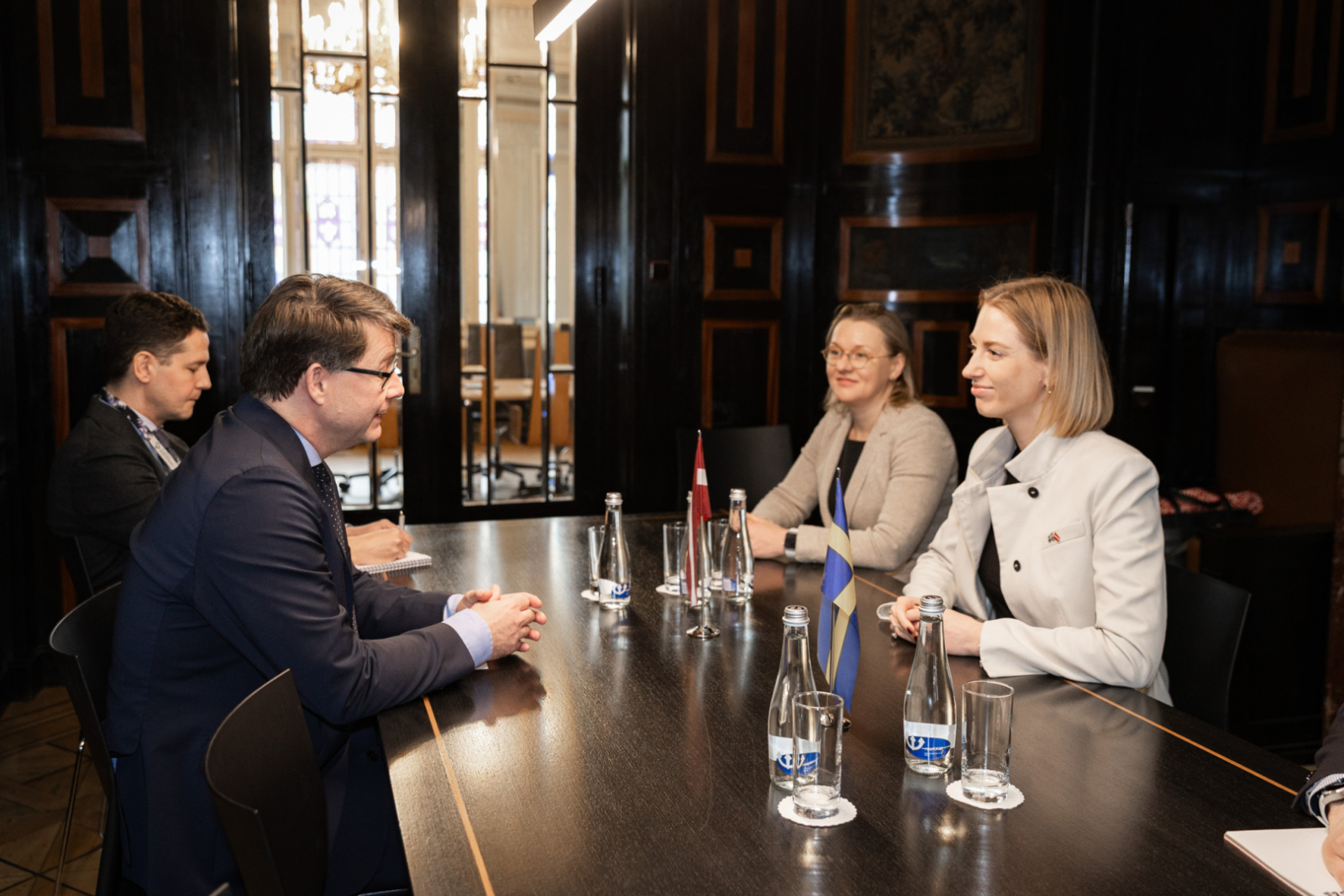 Tikšanās ar Zviedrijas karalistes vēstnieku Latvijā V.E. Danielu Ulsonu (H.E. Mr Daniel Olsson) norise KM Mazajā zālē (Kamīnzālē)