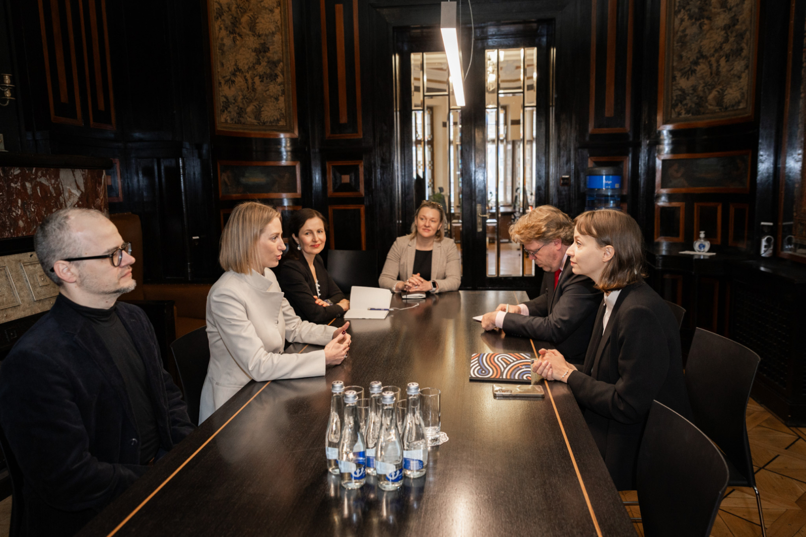 KM pārstāvju tikšanās norise ar Francijas nacionālās MI stratēģijas vēstnieci kultūras un tūrisma jomā Marion Carre KM mazājā zālē (Kamīnzālē)