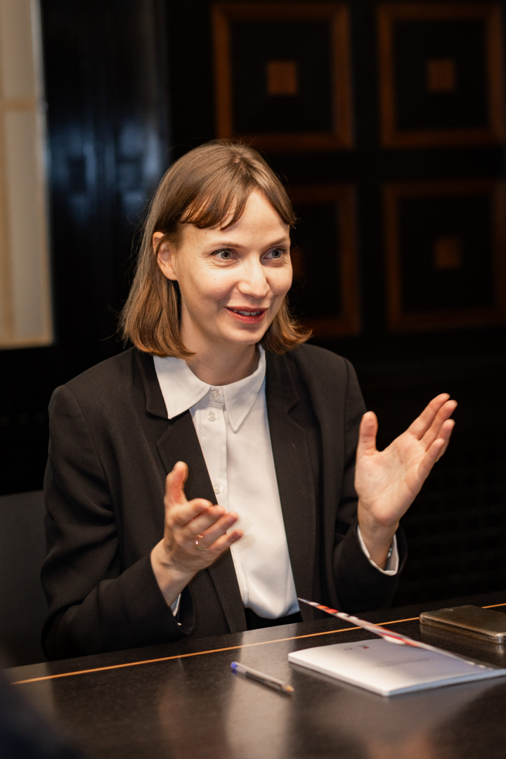 KM pārstāvju tikšanās norise ar Francijas nacionālās MI stratēģijas vēstnieci kultūras un tūrisma jomā Marion Carre KM mazājā zālē (Kamīnzālē)