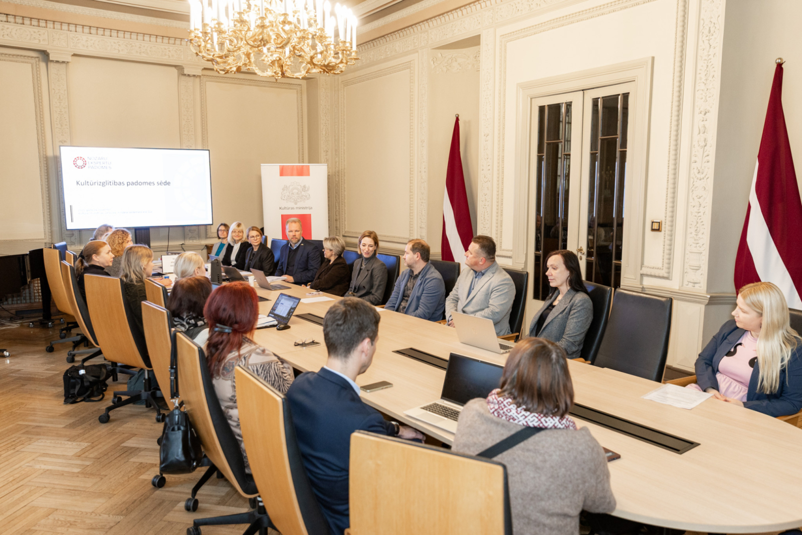 Kultūrizglītības padomes sēdes dalībniekI KM Lielajā zālē