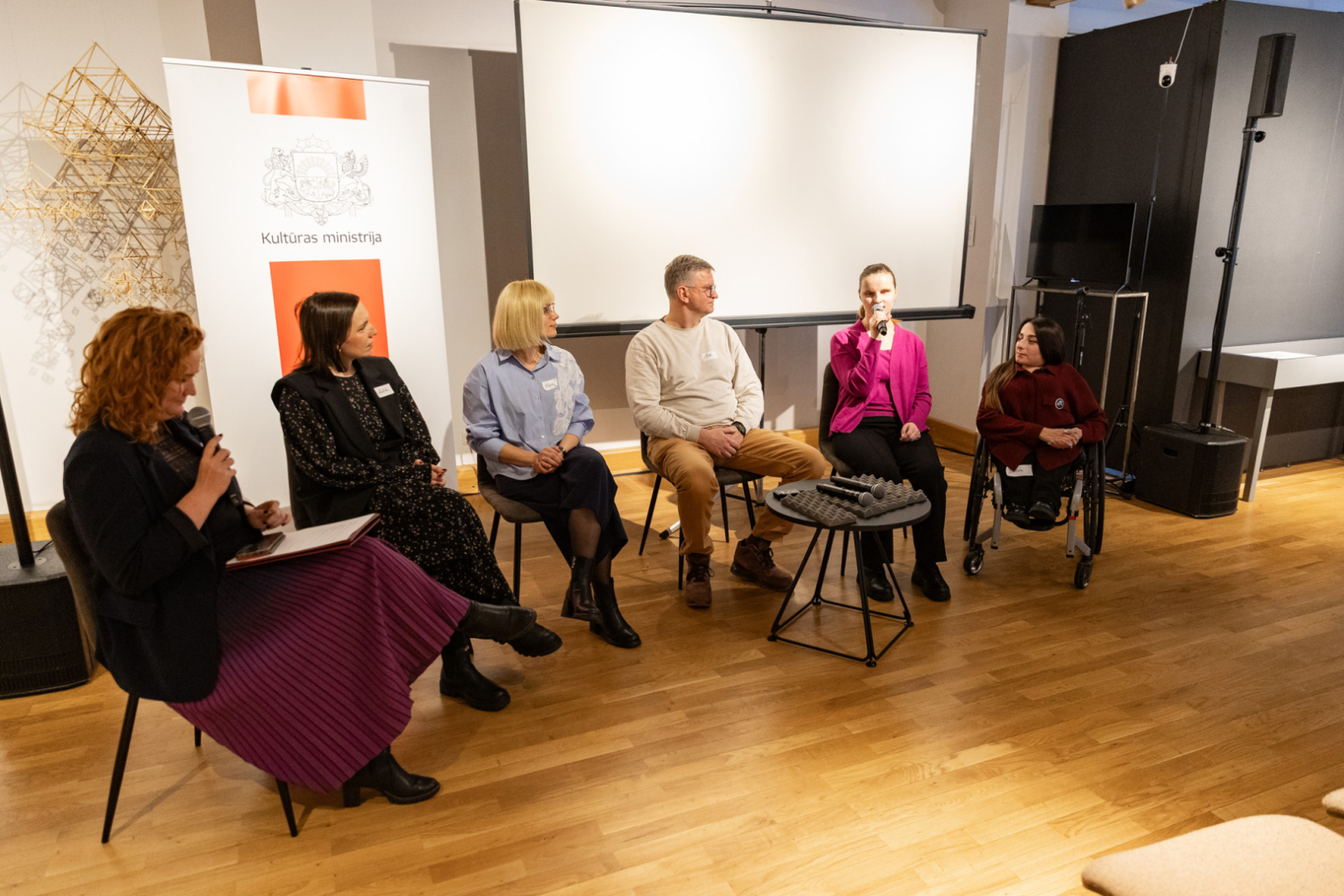 KM semināra par kultūras piekļūstamību "Cik piekļūstami mēs esam?" norise Valmieras muzeja telpās