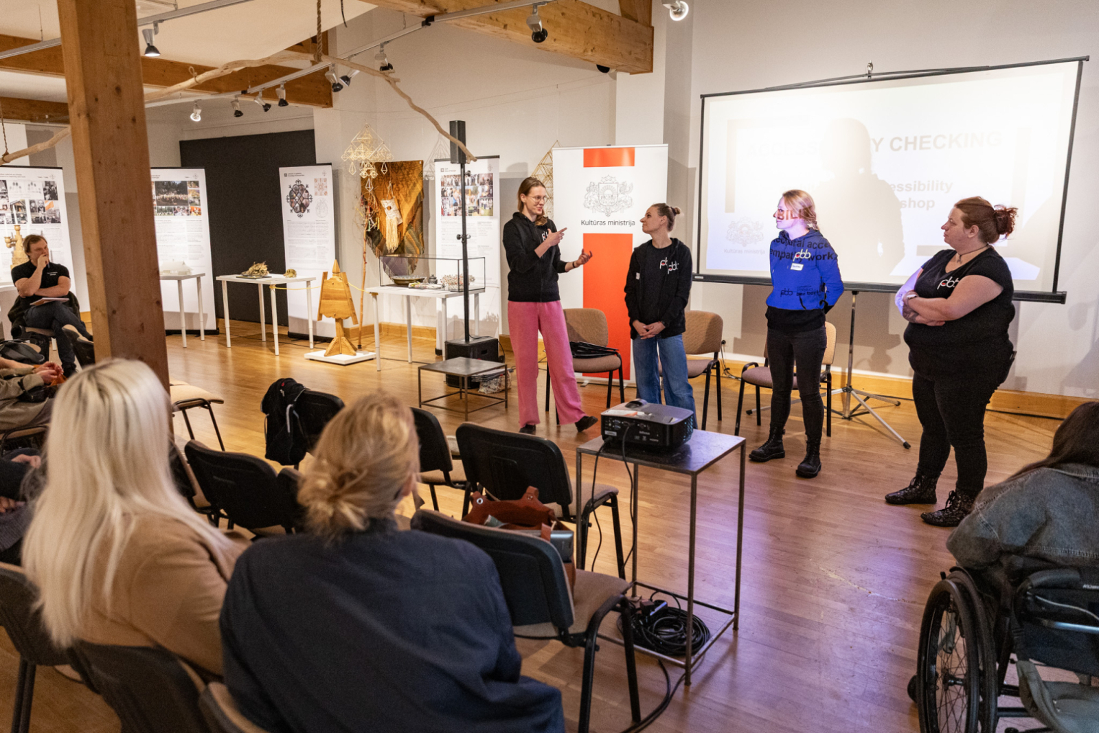KM semināra par kultūras piekļūstamību "Cik piekļūstami mēs esam?" norise Valmieras muzeja telpās