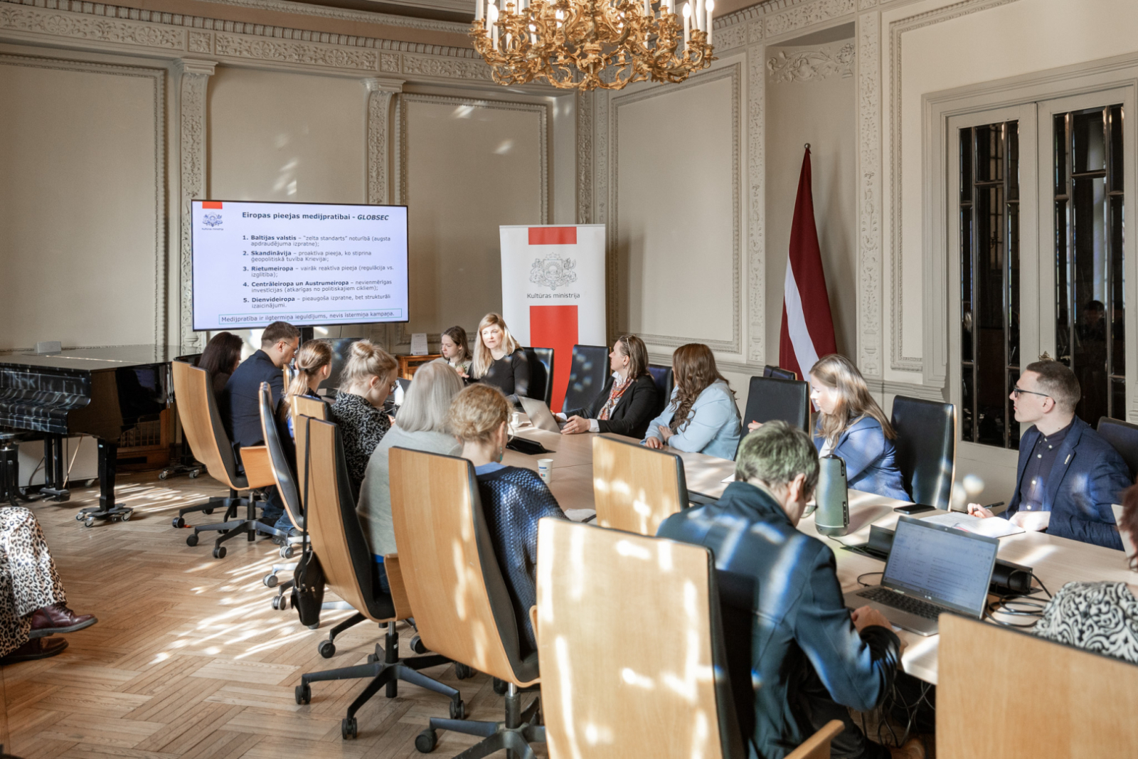 Medijpratības partneru sanāksmes norise un dalībnieki KM Lielajā zālē