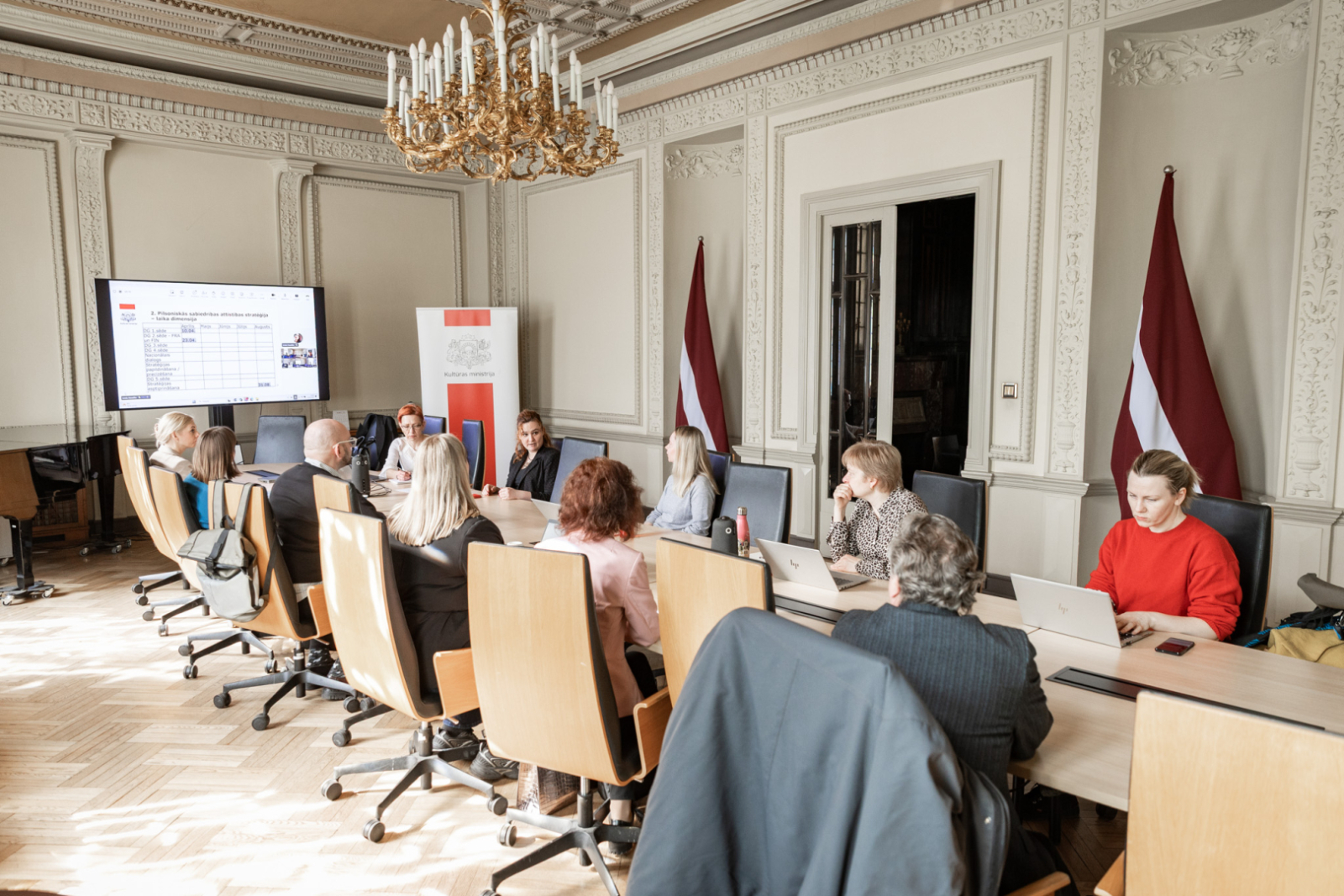 Pilsoniskās sabiedrības attīstības stratēģijas darba grupas sēdes norise un dalībnieki KM Lielajā zālē