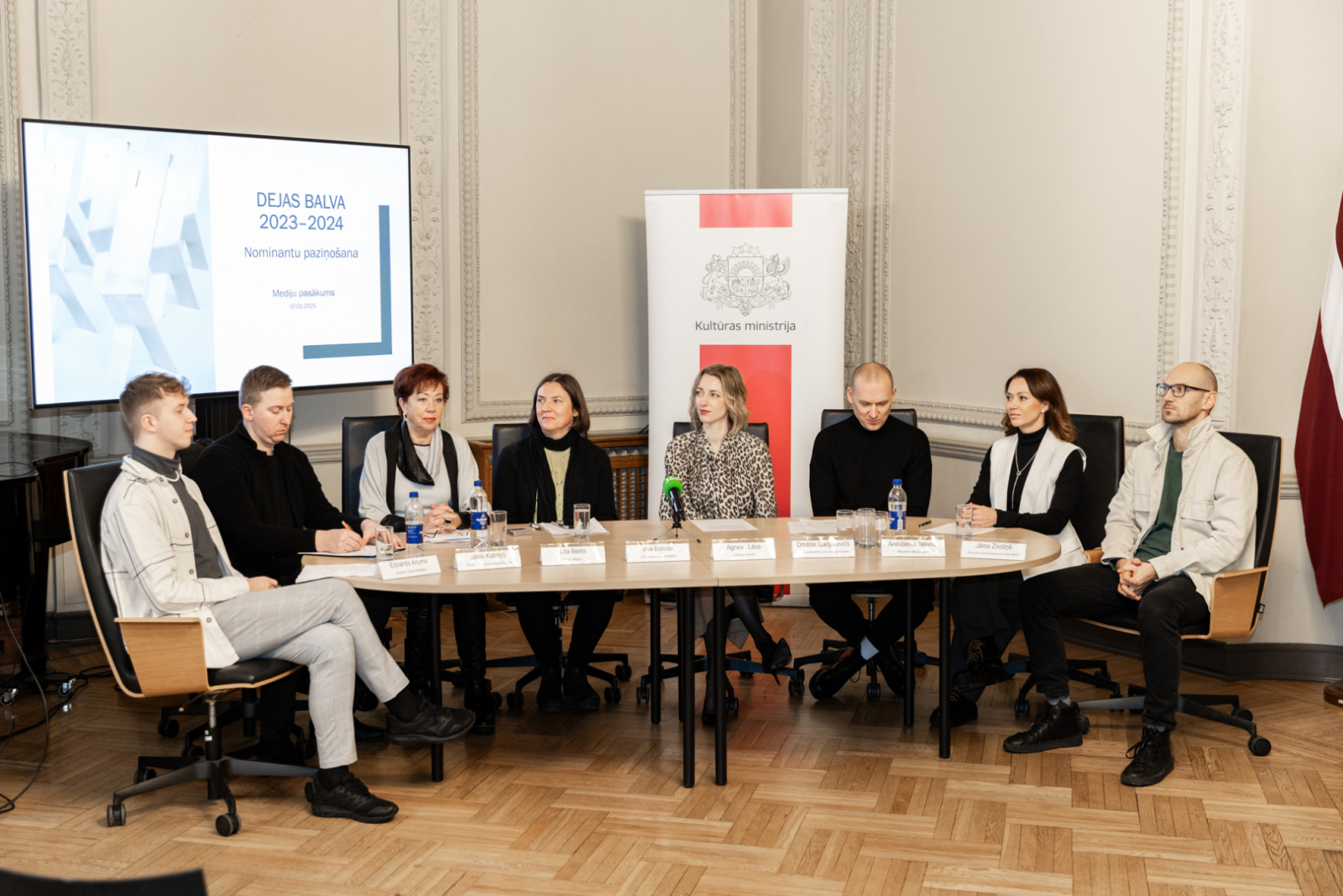 Dejas balvas preses konference - žūrijas pārstāvji un kultūras ministre sēž pie galda