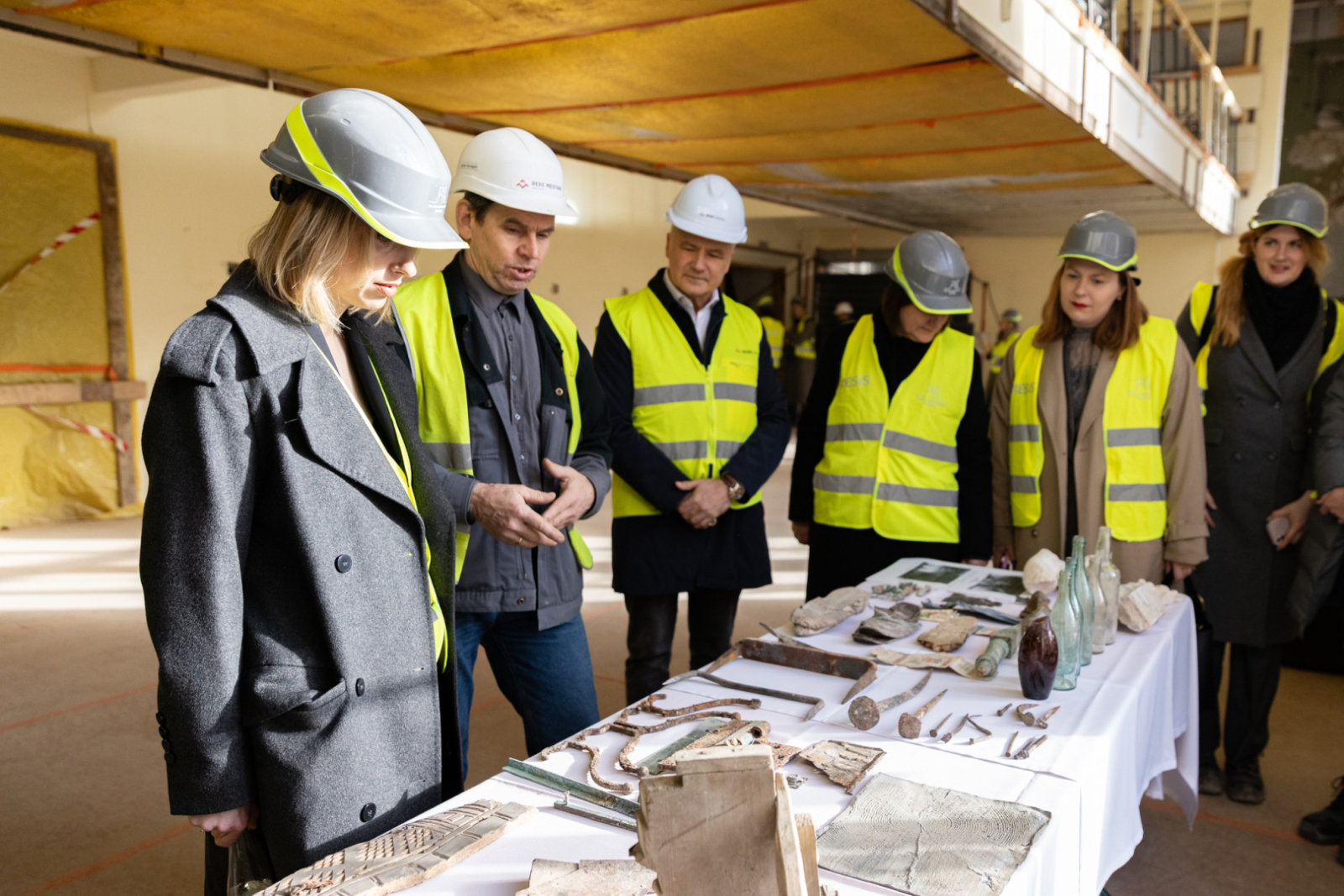 Lielās ģildes pārbūves projekta kapsulas ar vēstījumu nākamajām paaudzēm iemūrēšana ēkas pamatos