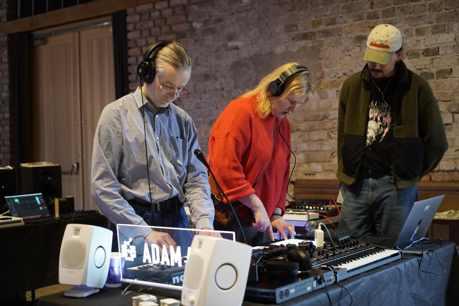 Trīs cilvēki pie skaņu tehnikas