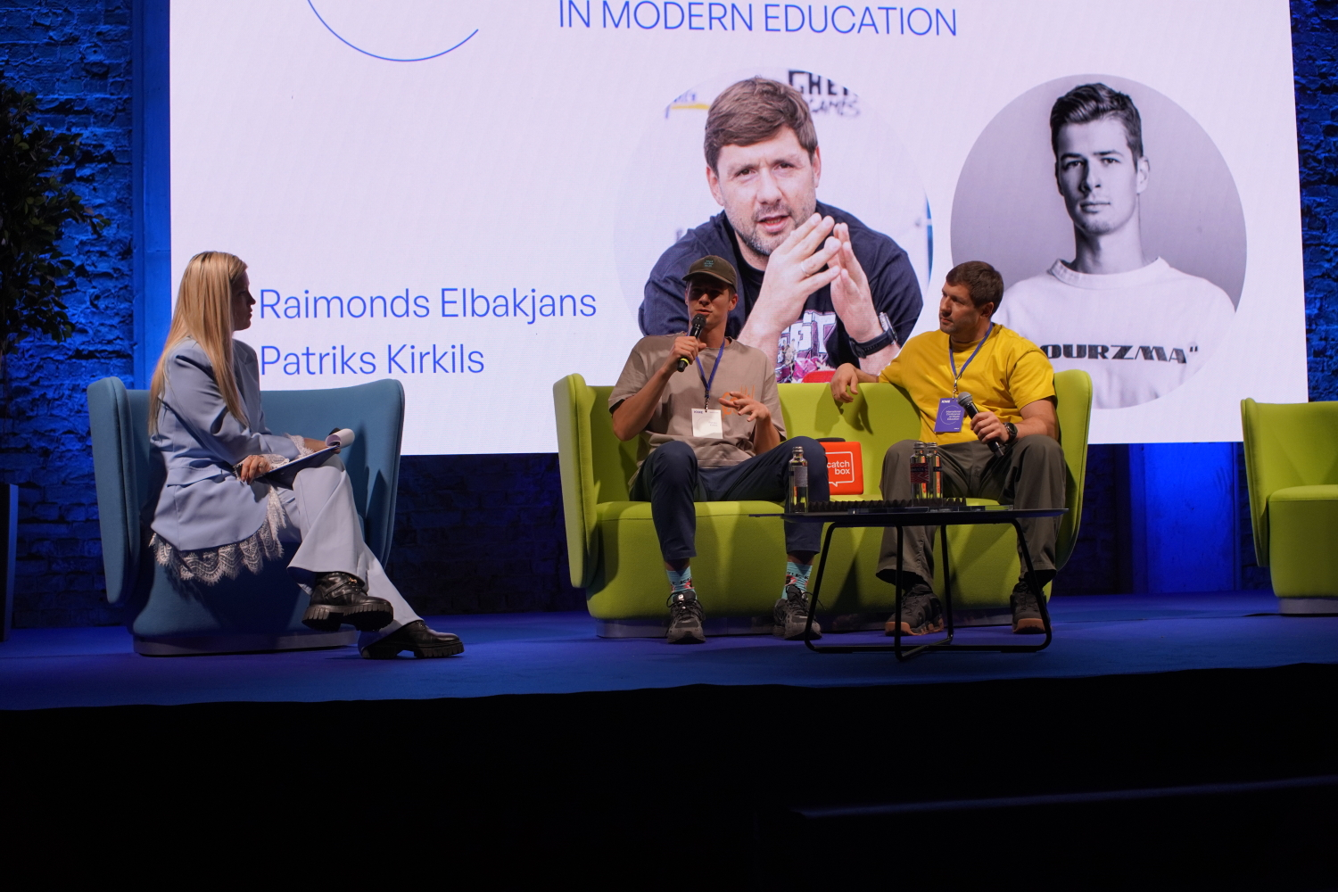 Starptautiskās mūzikas izglītības konferences ICME viena no prezentācijām Hanzas peronā. Uz skatuves trīs eksperti