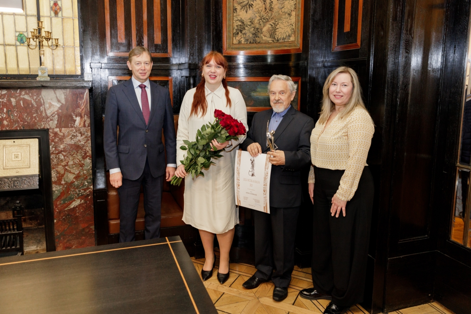 28.03.2024_Kultūras ministre pasniedz Lielo mūzikas balvu par mūža ieguldījumu pianistam Arnim Zandmanim